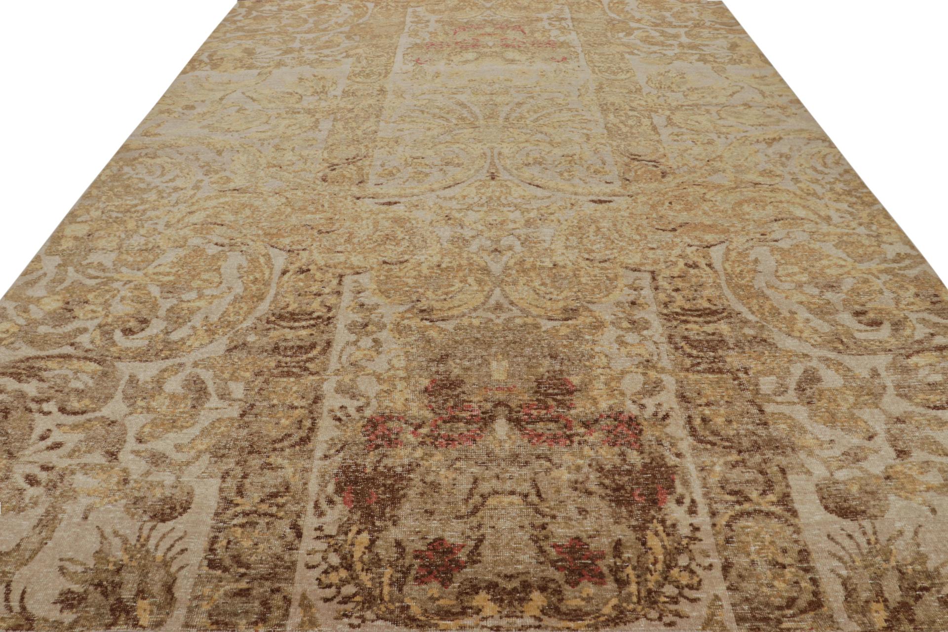 Moderne Rug & Kilim's Distressed European Rug In Beige-Brown & Gold Floral Pattern (tapis européen vieilli en beige, marron et or) en vente