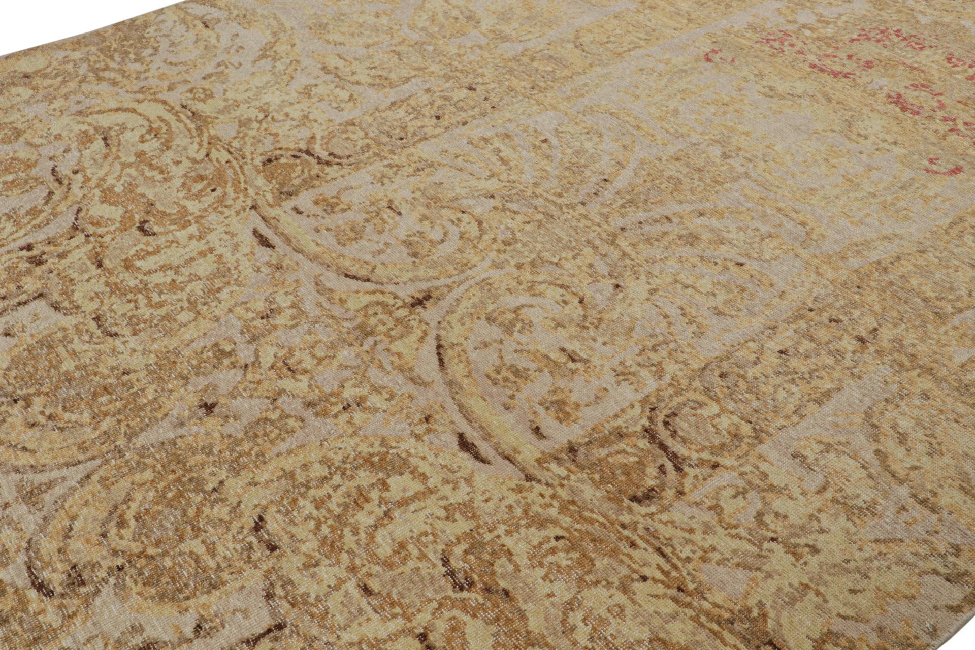 Indien Rug & Kilim's Distressed European Rug In Beige-Brown & Gold Floral Pattern (tapis européen vieilli en beige, marron et or) en vente