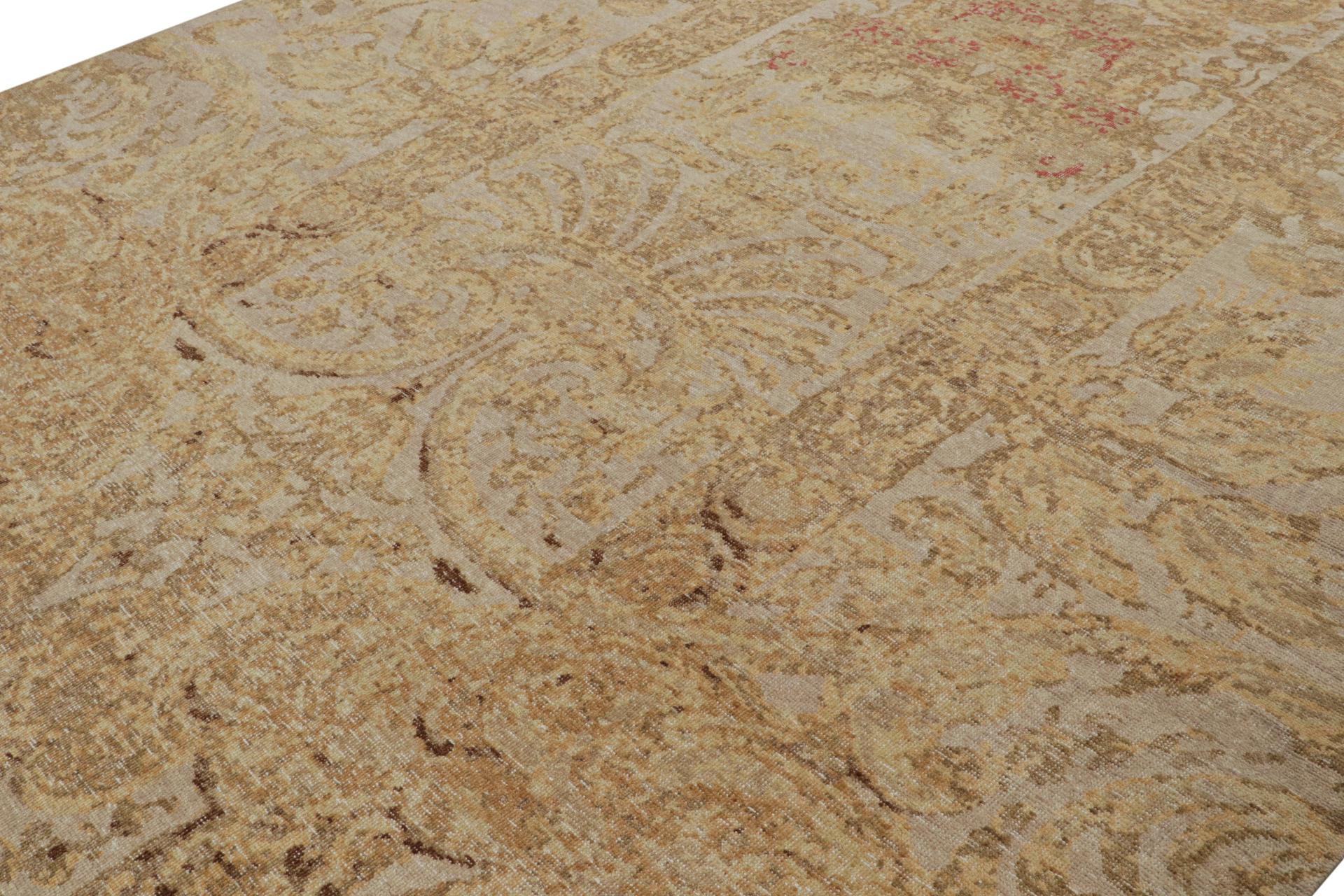 Indien Rug & Kilim's Distressed European Rug In Beige-Brown & Gold Floral Pattern (tapis européen vieilli en beige, marron et or) en vente