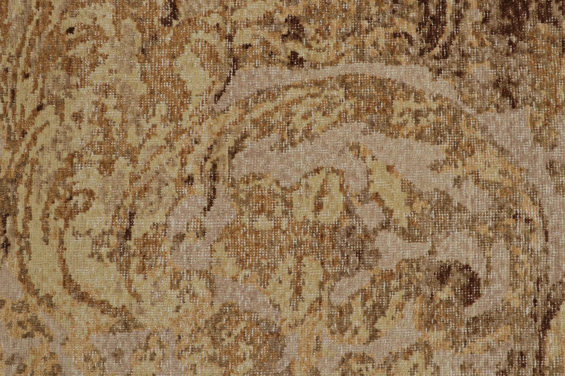 Alfombra europea desgastada Rug & Kilim con estampado floral beige-marrón y dorado en Nuevo estado para la venta en Long Island City, NY