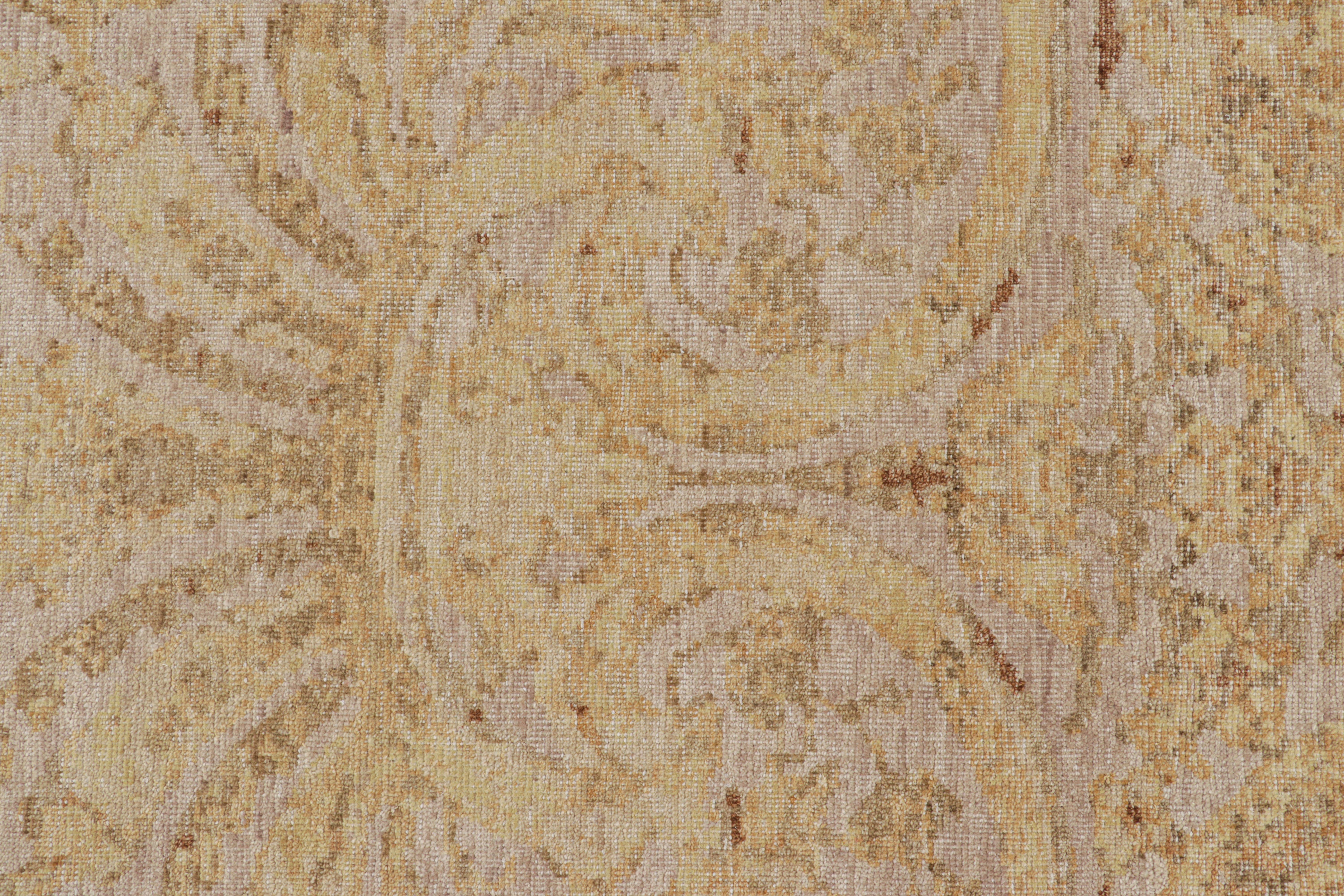 Alfombra europea desgastada Rug & Kilim en marrón beige y flores doradas Moderno en venta