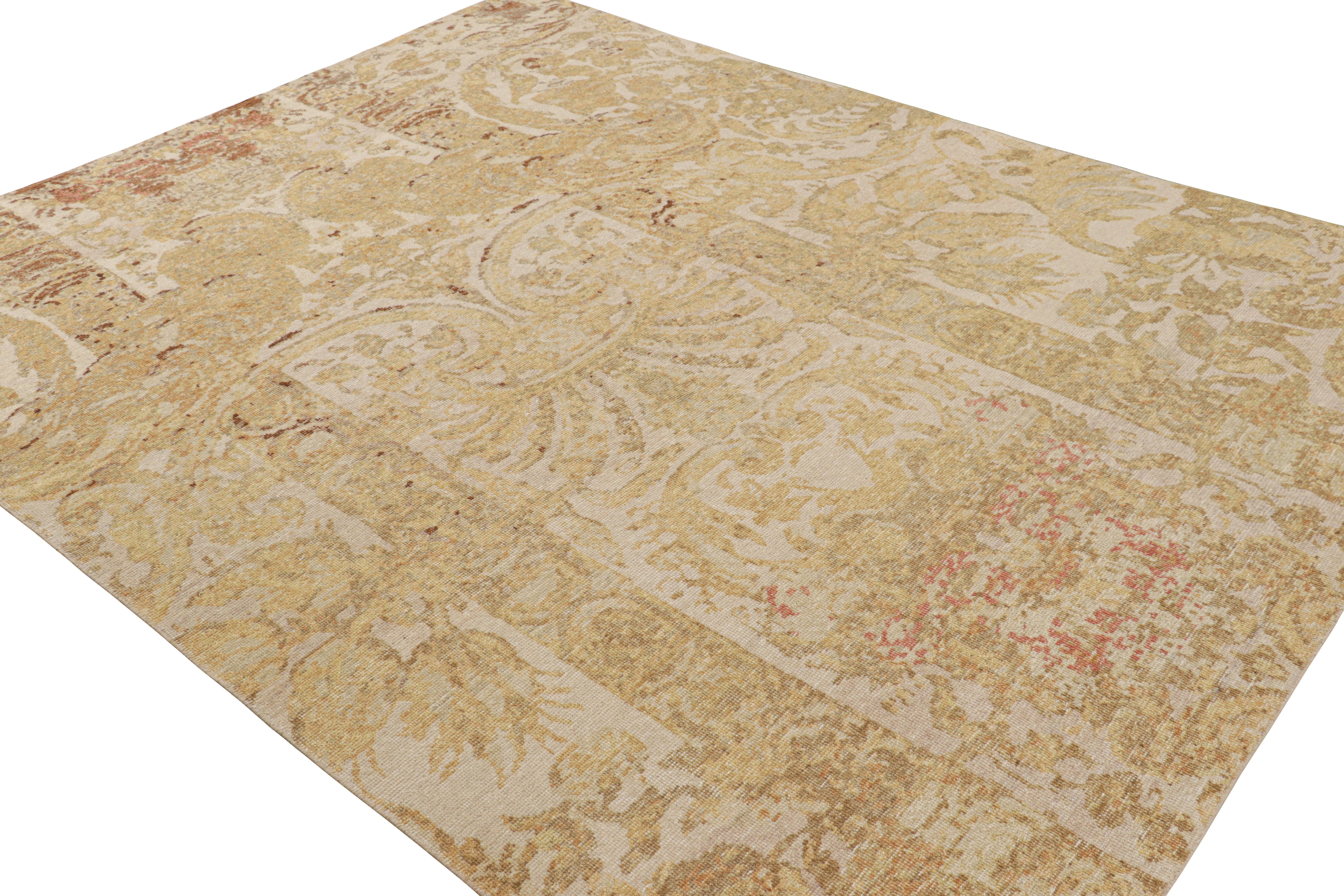 Moderne Rug & Kilim's Distressed European Rug in Beige-brown & Gold Florals (tapis européen vieilli) en vente