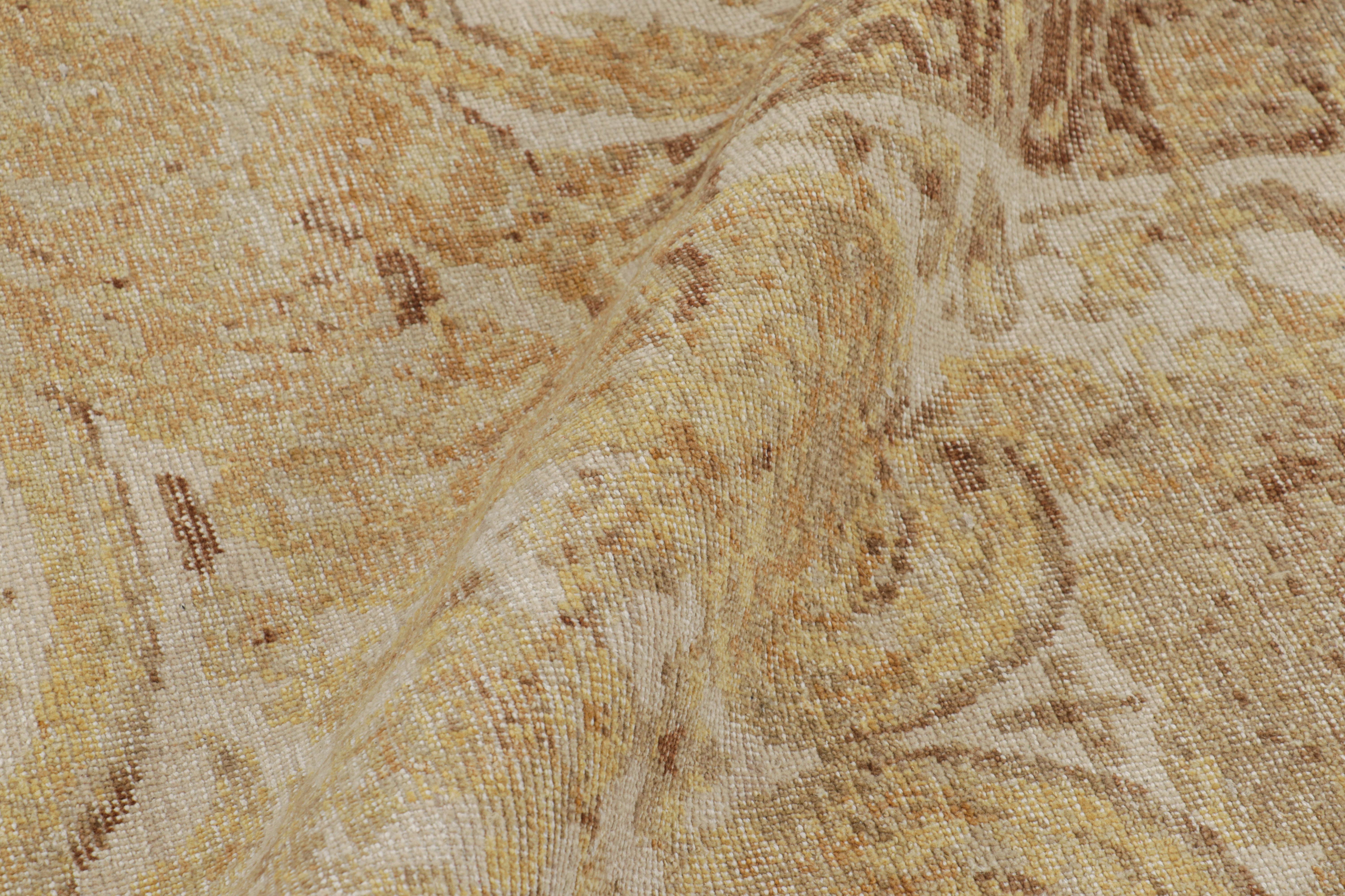 Alfombra europea desgastada Rug & Kilim en marrón beige y flores doradas Moderno en venta