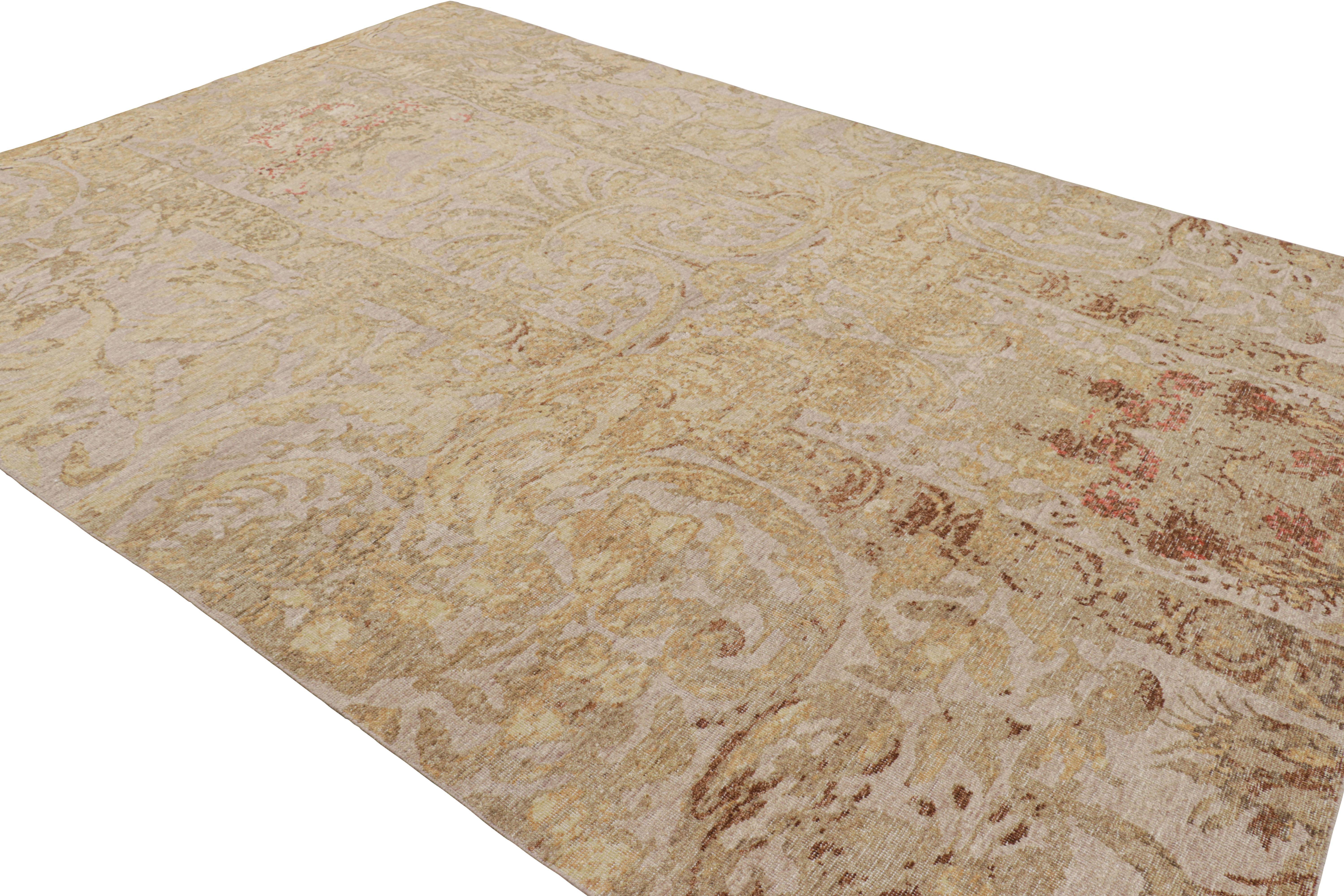 Alfombra europea desgastada Rug & Kilim en marrón beige y flores doradas Indio en venta