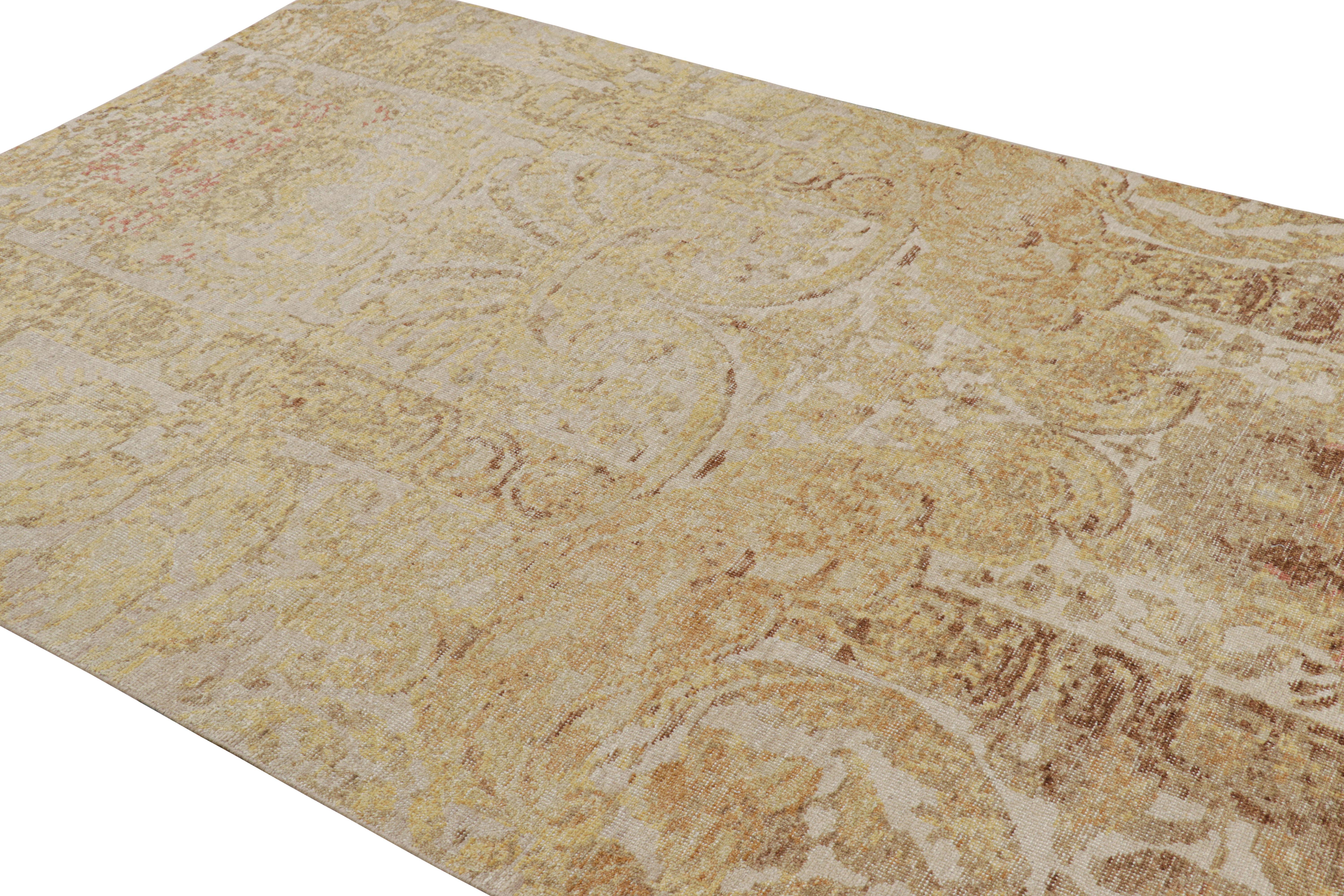 Alfombra europea desgastada Rug & Kilim en marrón beige y flores doradas Indio en venta