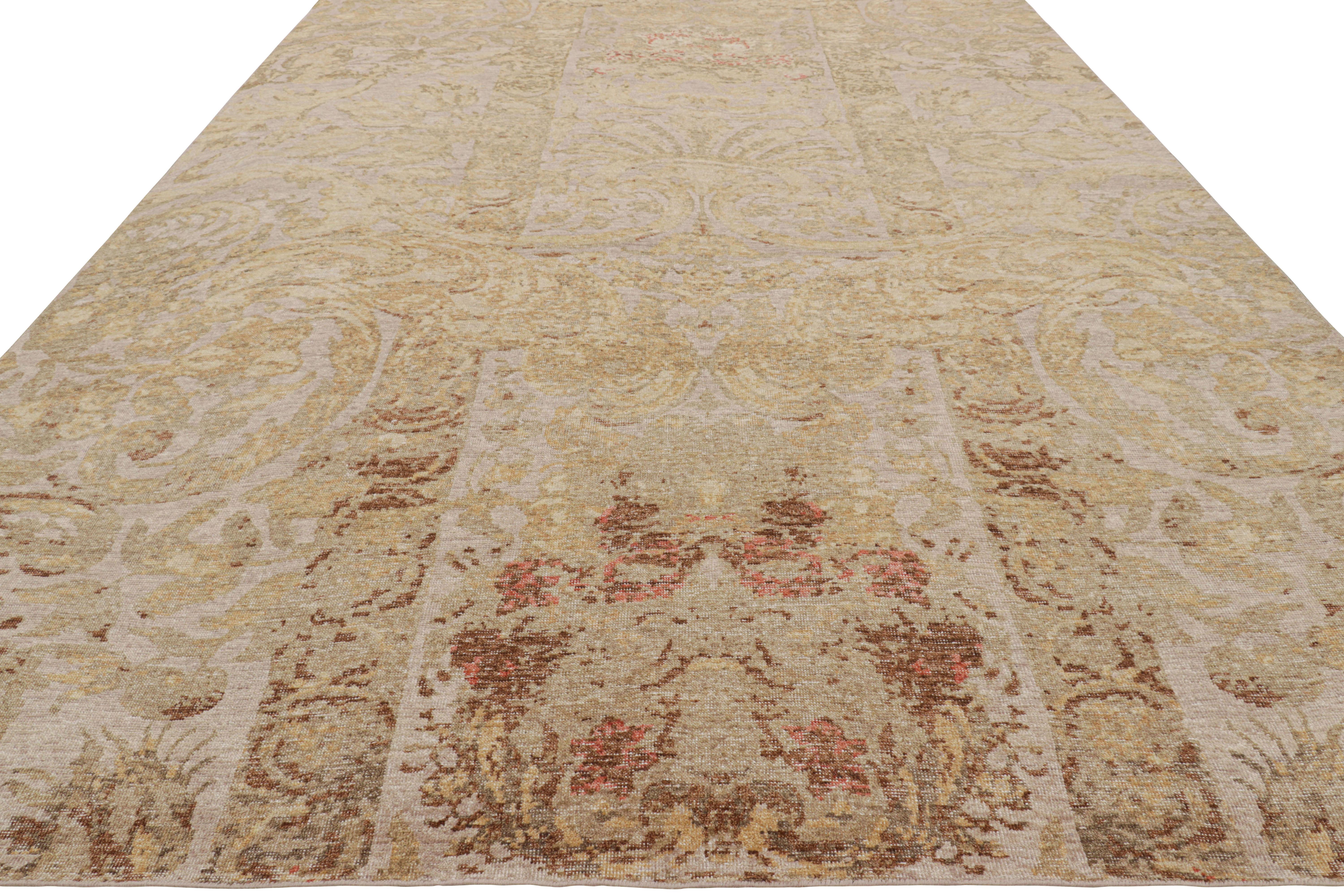 Alfombra europea desgastada Rug & Kilim en marrón beige y flores doradas Anudado a mano en venta