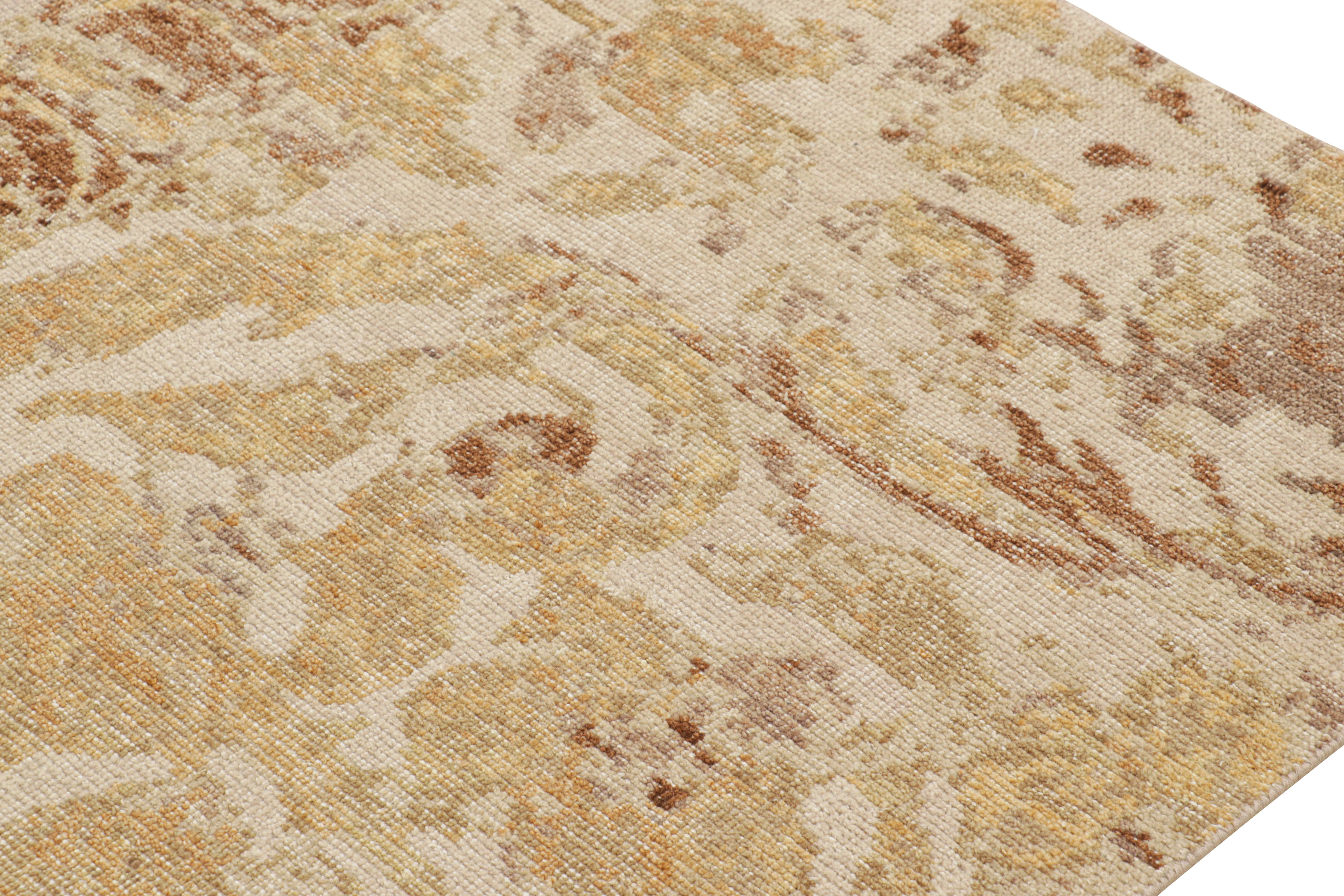 Noué à la main Rug & Kilim's Distressed European Rug in Beige-brown & Gold Florals (tapis européen vieilli) en vente