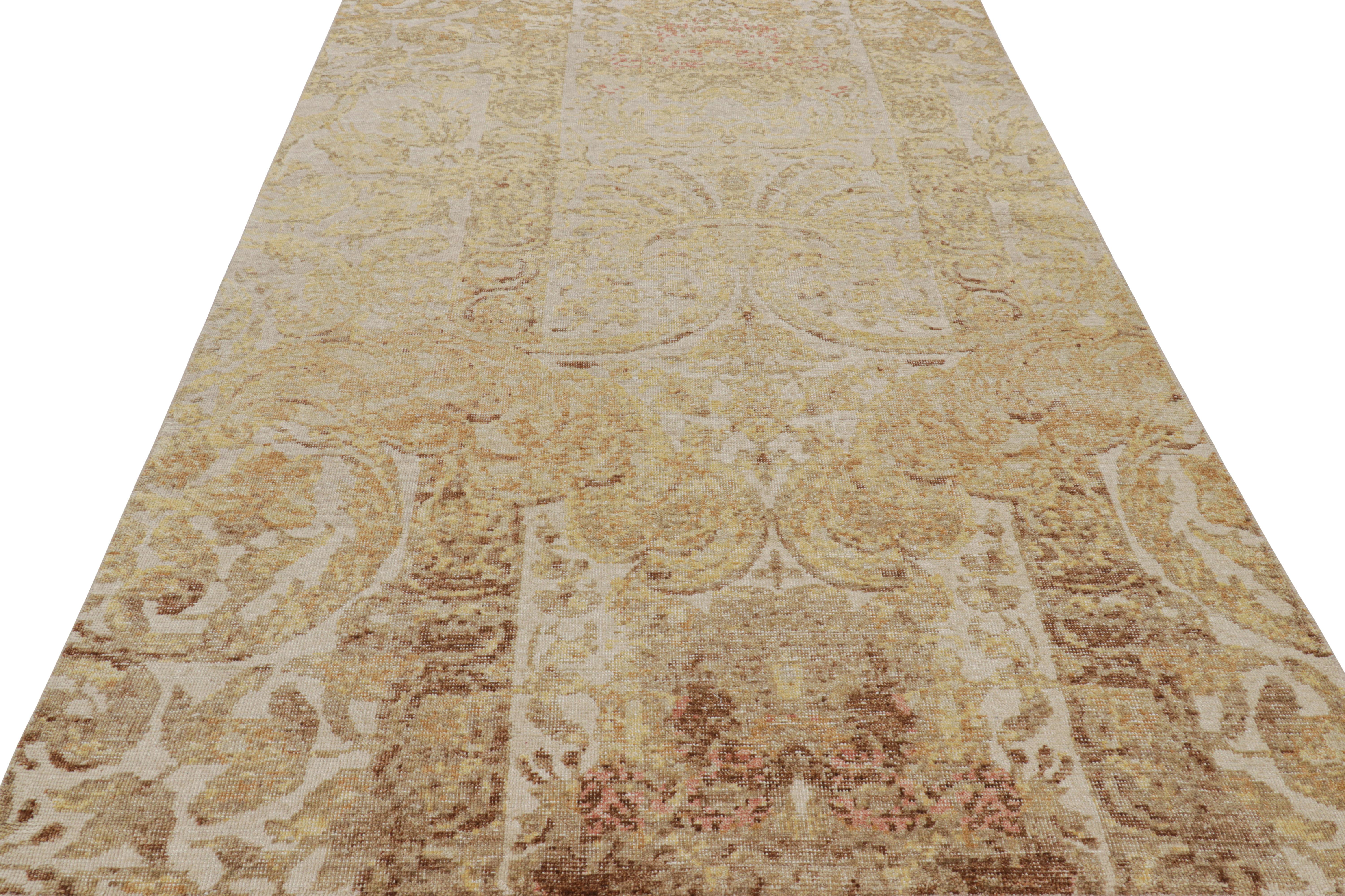 Alfombra europea desgastada Rug & Kilim en marrón beige y flores doradas Anudado a mano en venta