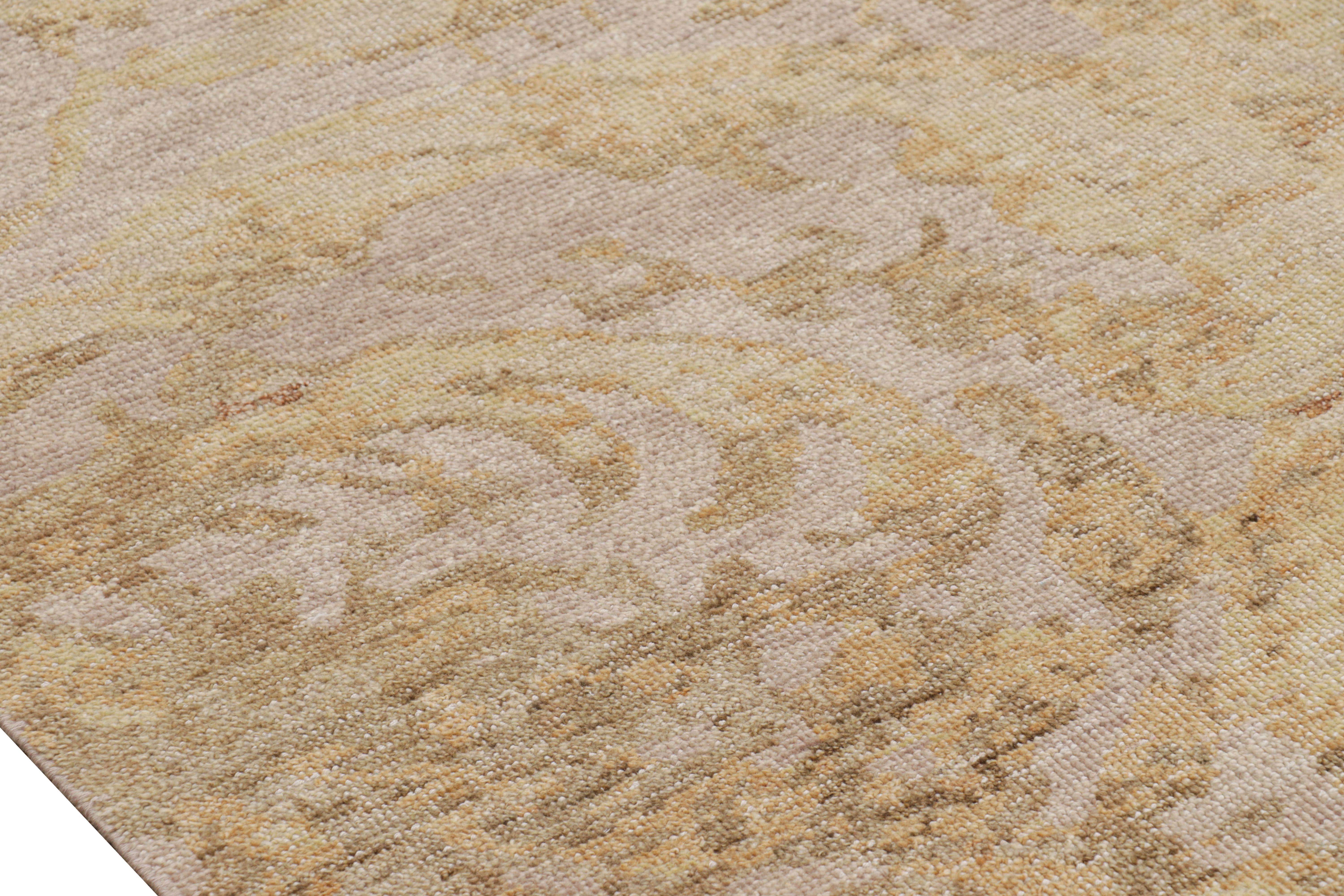 Alfombra europea desgastada Rug & Kilim en marrón beige y flores doradas en Nuevo estado para la venta en Long Island City, NY