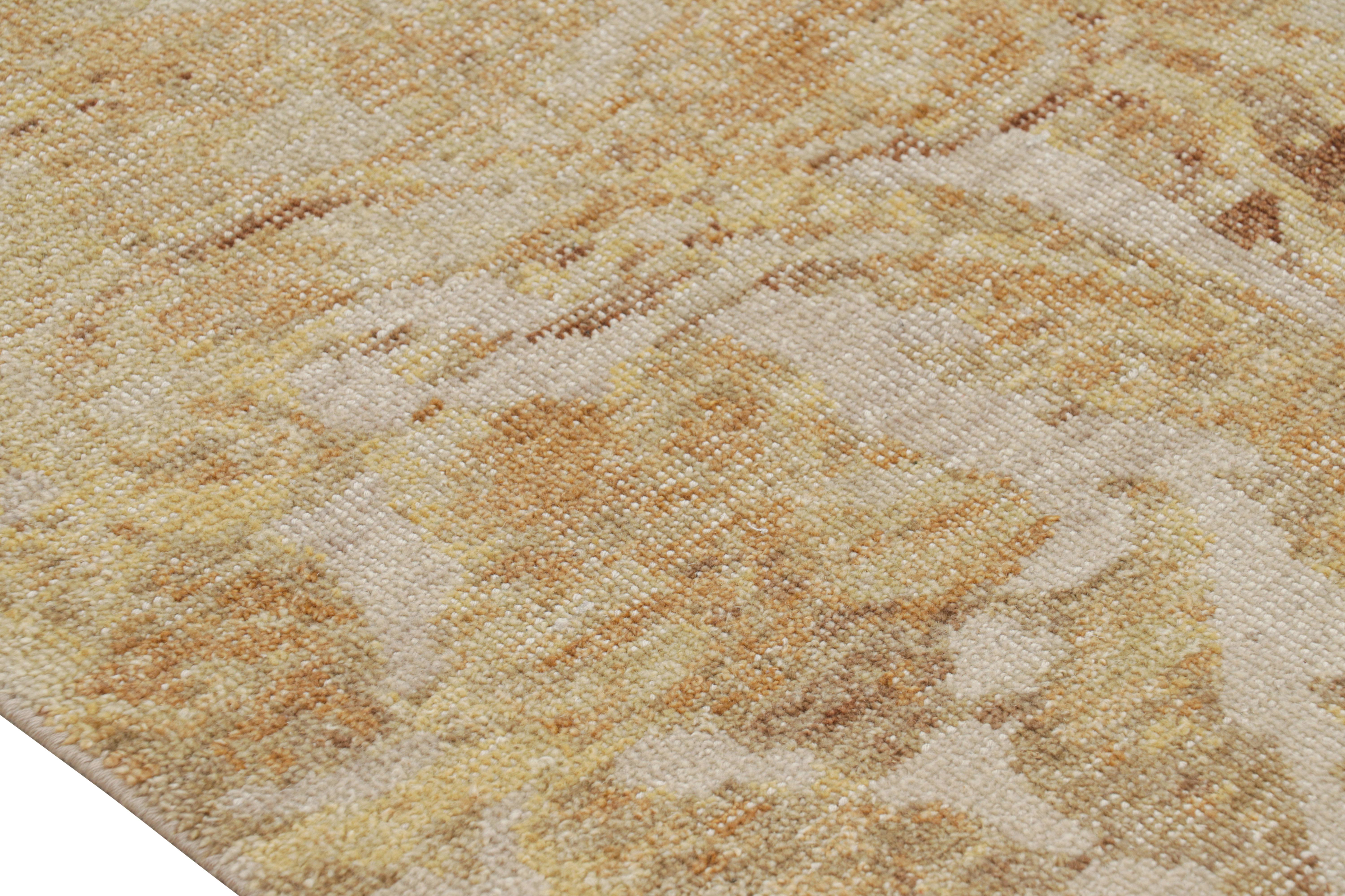 Alfombra europea desgastada Rug & Kilim en marrón beige y flores doradas en Nuevo estado para la venta en Long Island City, NY