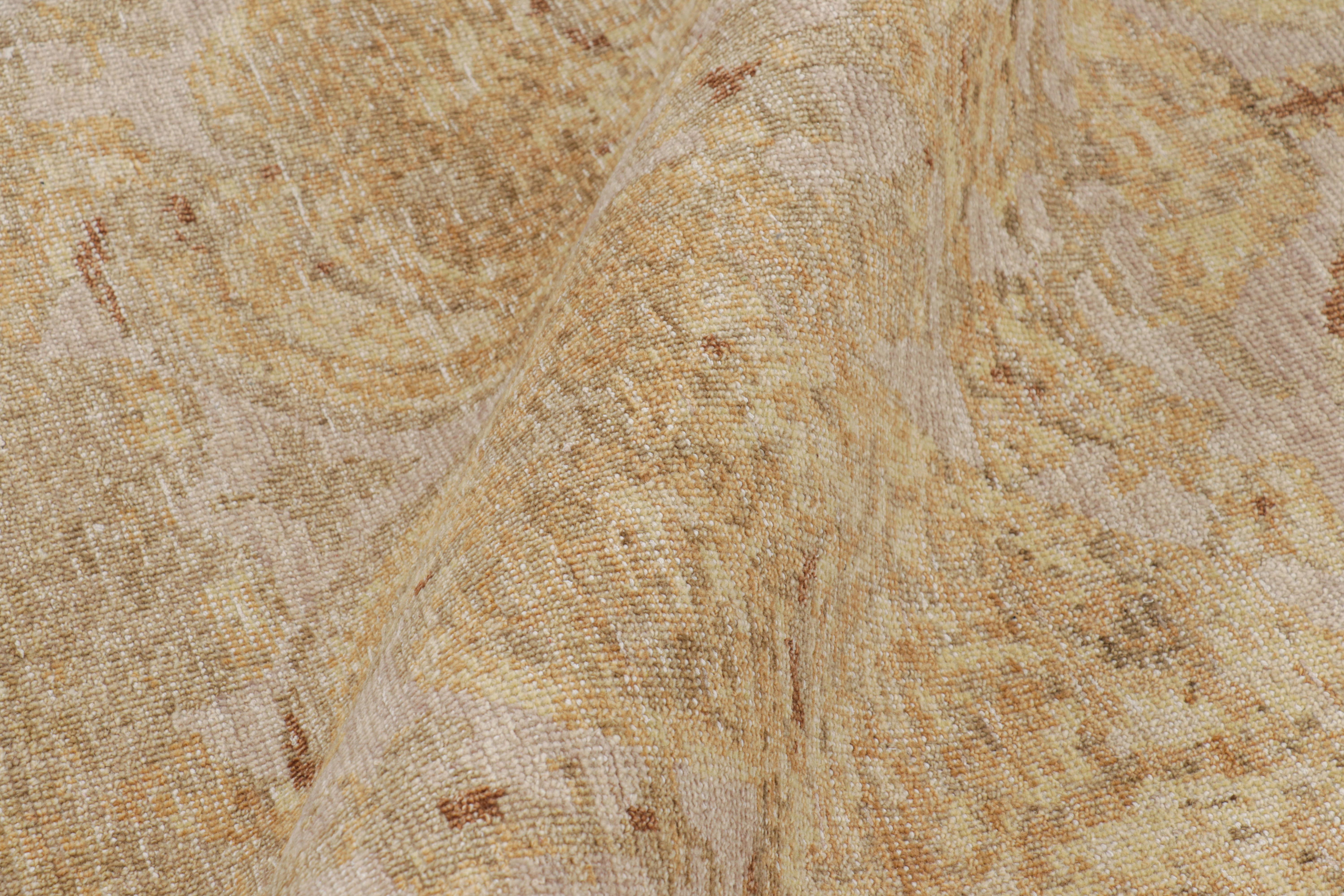 Alfombra europea desgastada Rug & Kilim en marrón beige y flores doradas Siglo XXI y contemporáneo en venta