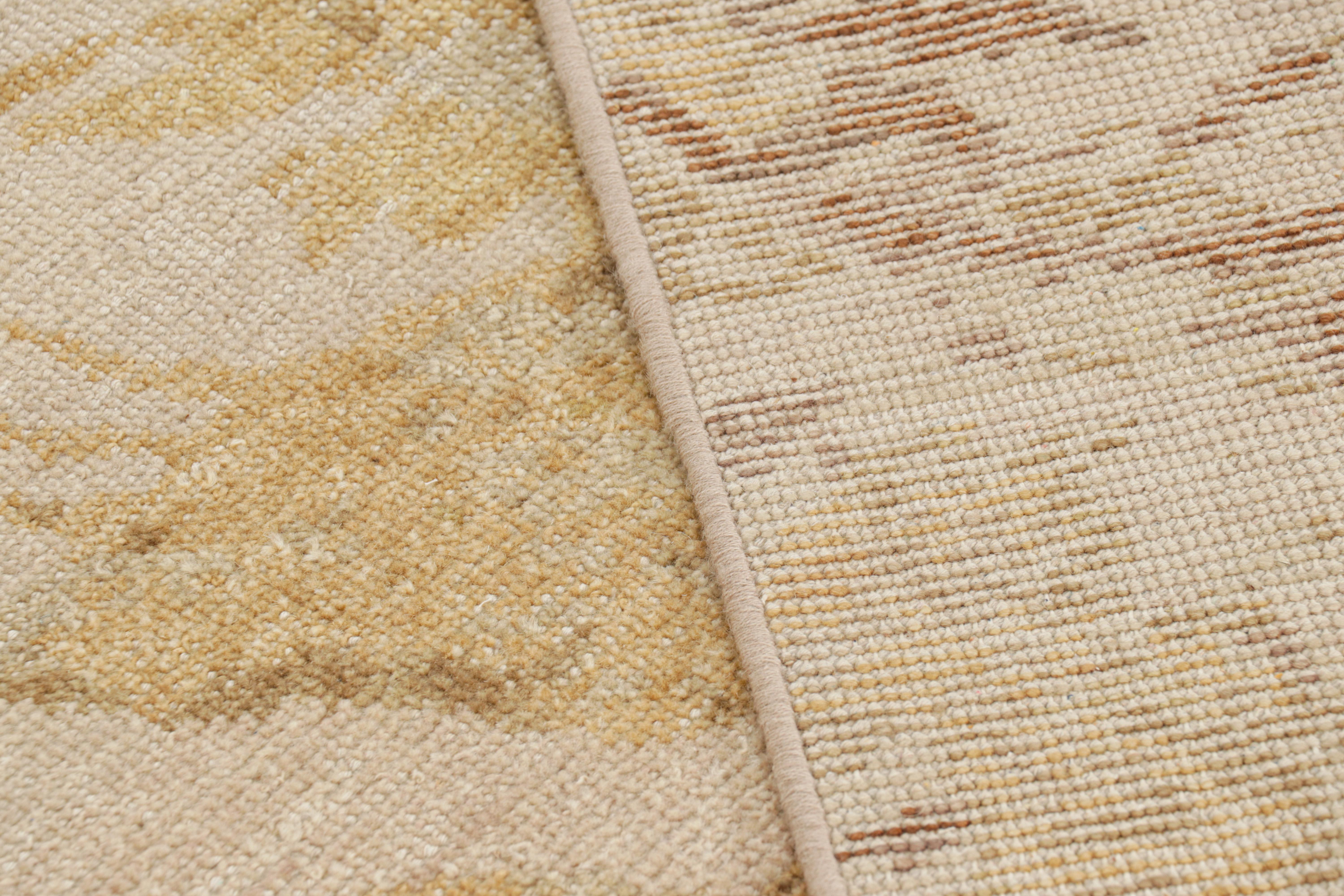 XXIe siècle et contemporain Rug & Kilim's Distressed European Rug in Beige-brown & Gold Florals (tapis européen vieilli) en vente