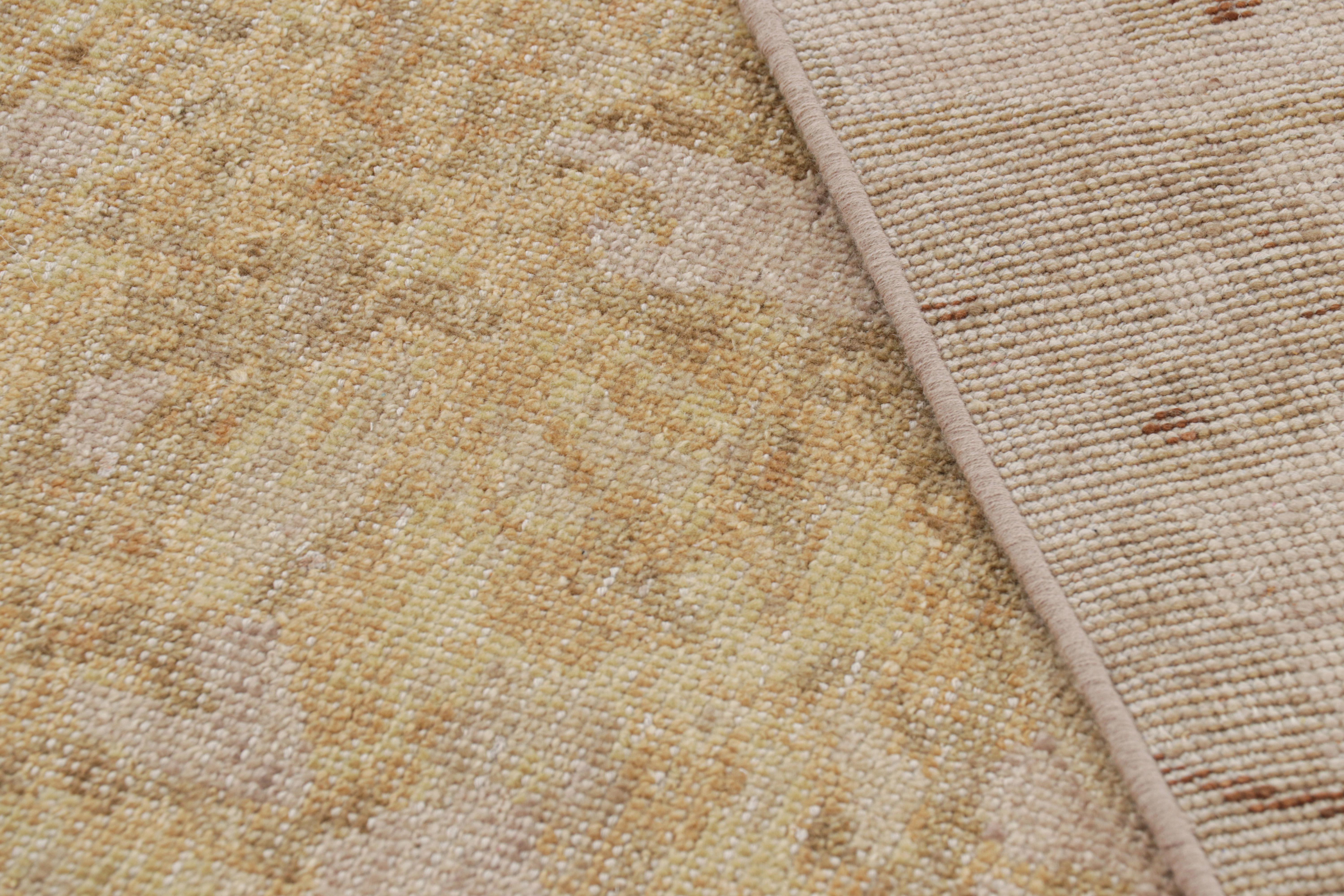 Alfombra europea desgastada Rug & Kilim en marrón beige y flores doradas Lana en venta