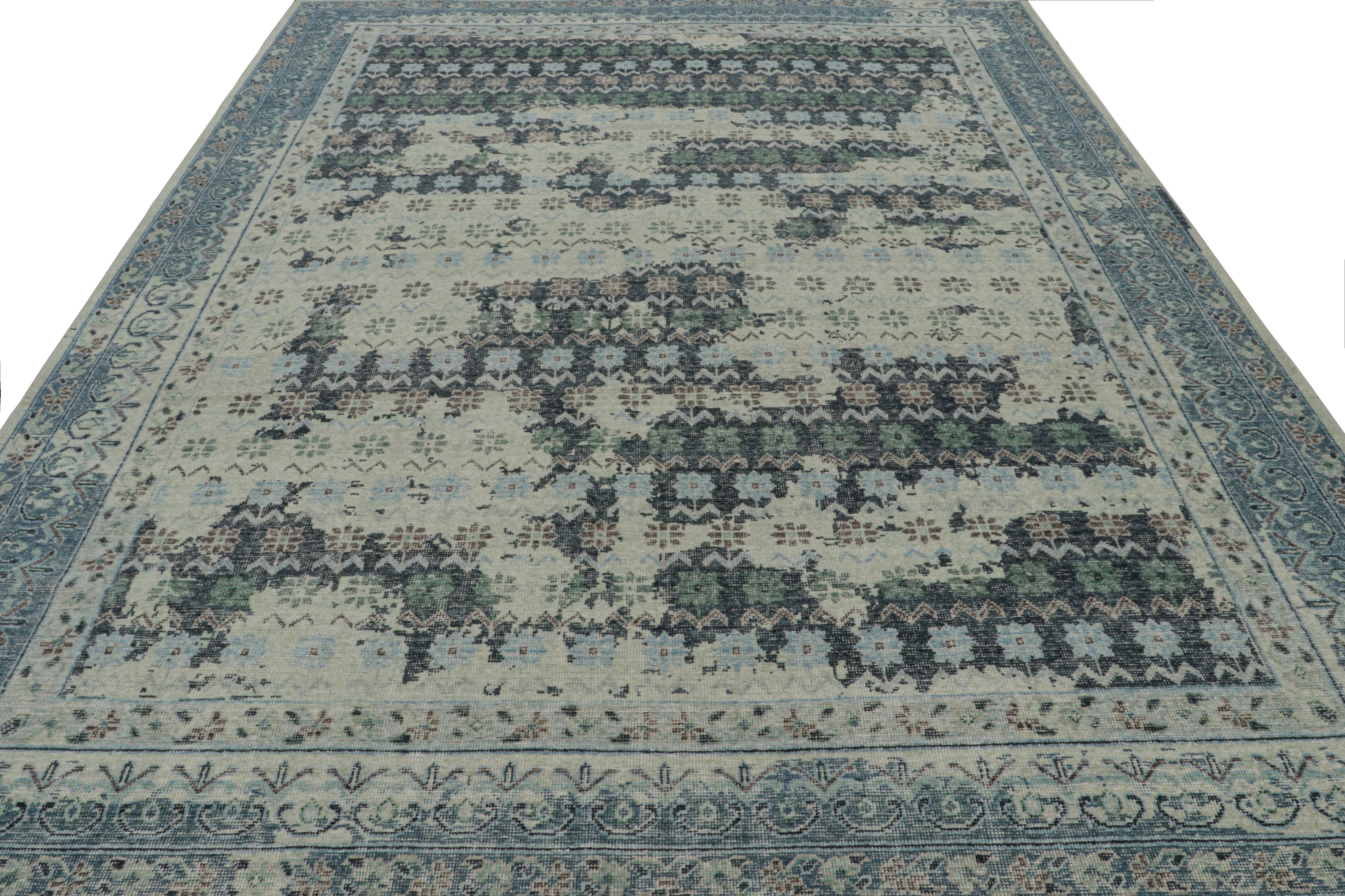 Moderne Rug & Kilim's Distressed European Rug in Blue and teal with Floral Patterns (Tapis européen vieilli en bleu et sarcelle avec motifs floraux) en vente