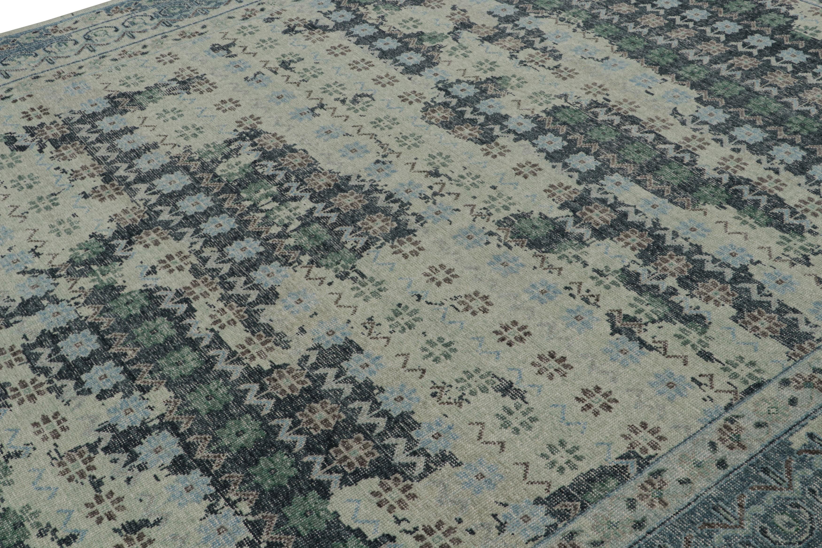 Indien Rug & Kilim's Distressed European Rug in Blue and teal with Floral Patterns (Tapis européen vieilli en bleu et sarcelle avec motifs floraux) en vente
