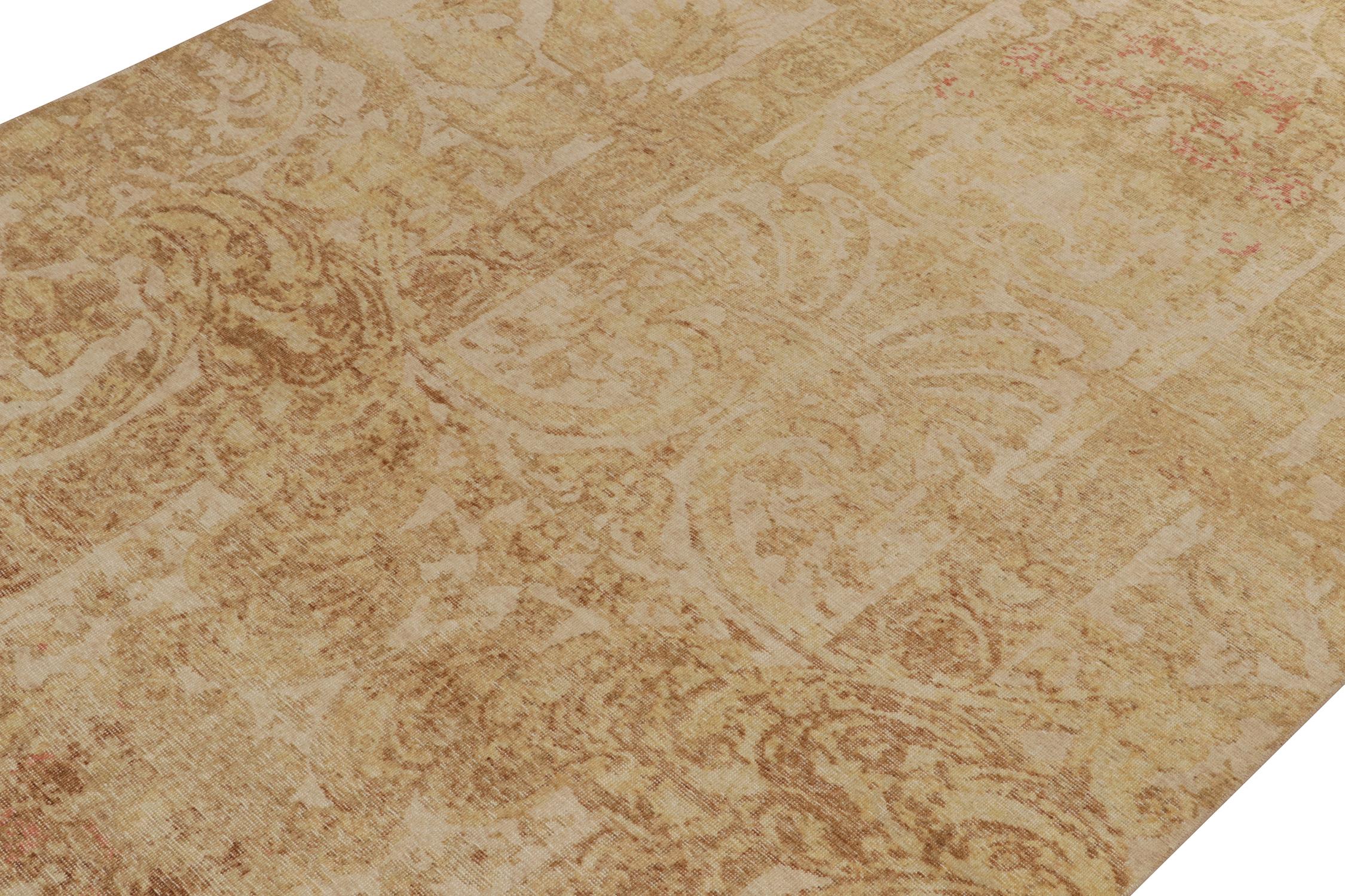 Annodato a mano Rug & Kilim è un tappeto in stile europeo con motivo floreale beige-marrone e oro. in vendita