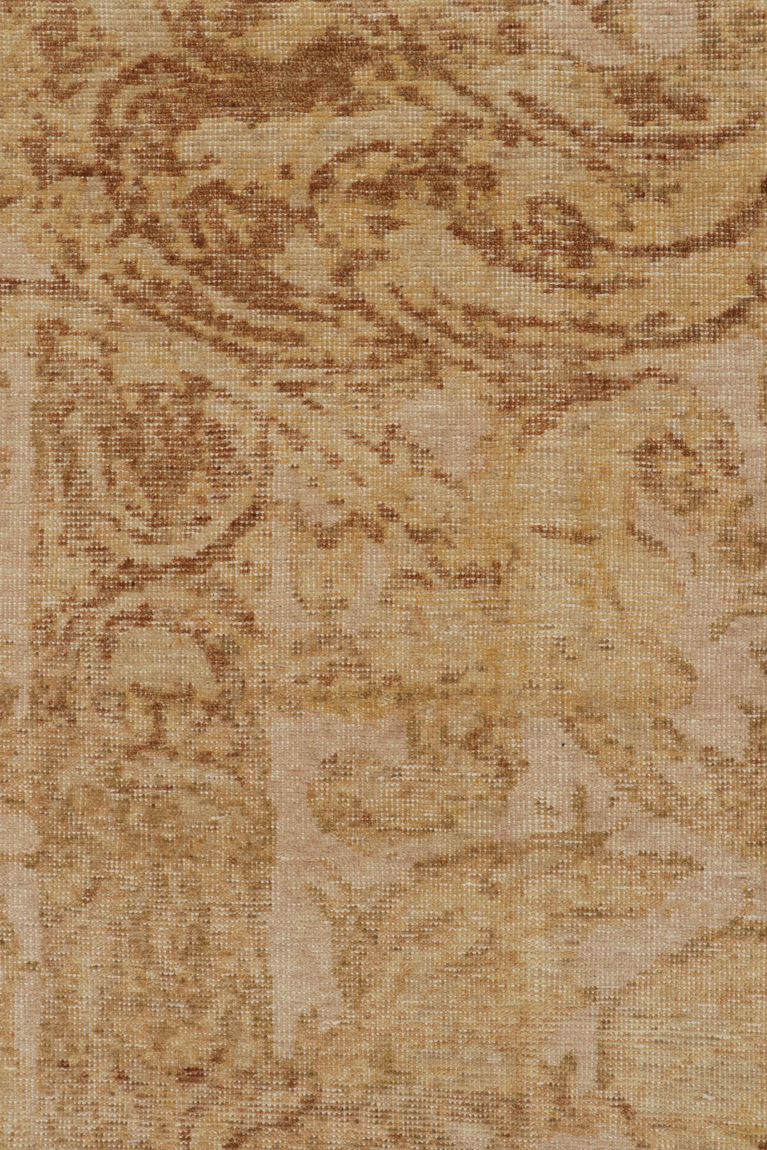 Rug & Kilim è un tappeto in stile europeo con motivo floreale beige-marrone e oro. In condizioni Nuovo in vendita a Long Island City, NY