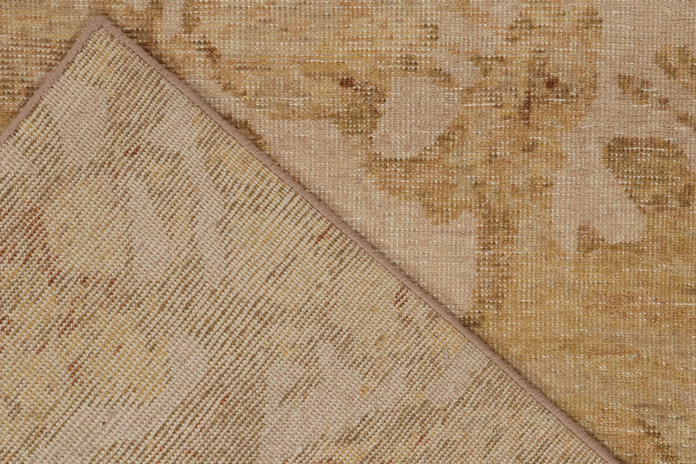XXI secolo e contemporaneo Rug & Kilim è un tappeto in stile europeo con motivo floreale beige-marrone e oro. in vendita