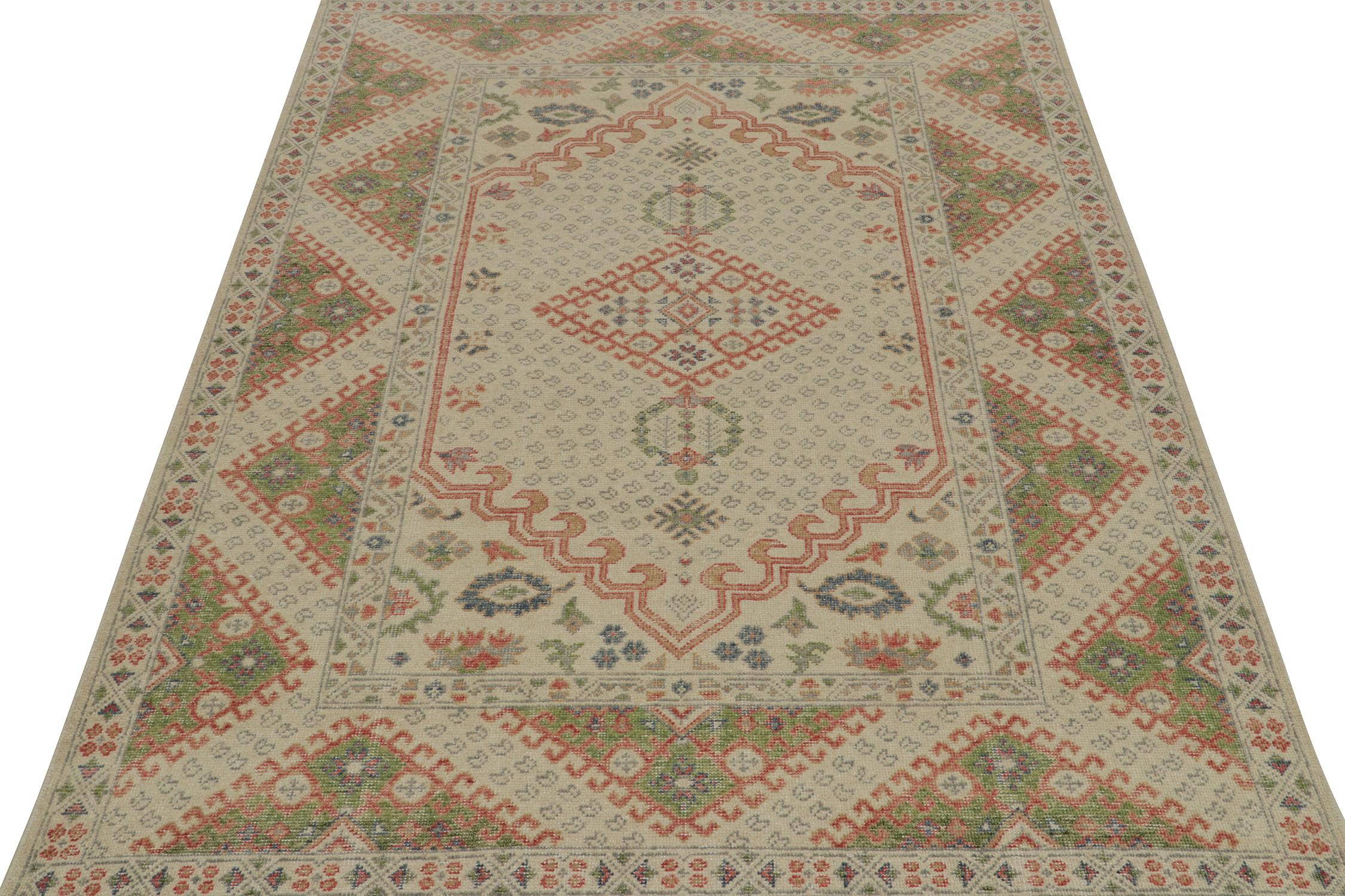 Indiano Rug & Kilim è un tappeto in stile Ghiordes invecchiato, di colore beige con medaglioni verdi e rossi. in vendita
