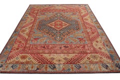 Rug & Kilim's Distressed Ghiordes Style Teppich mit blauem und rotem Medaillon-Muster