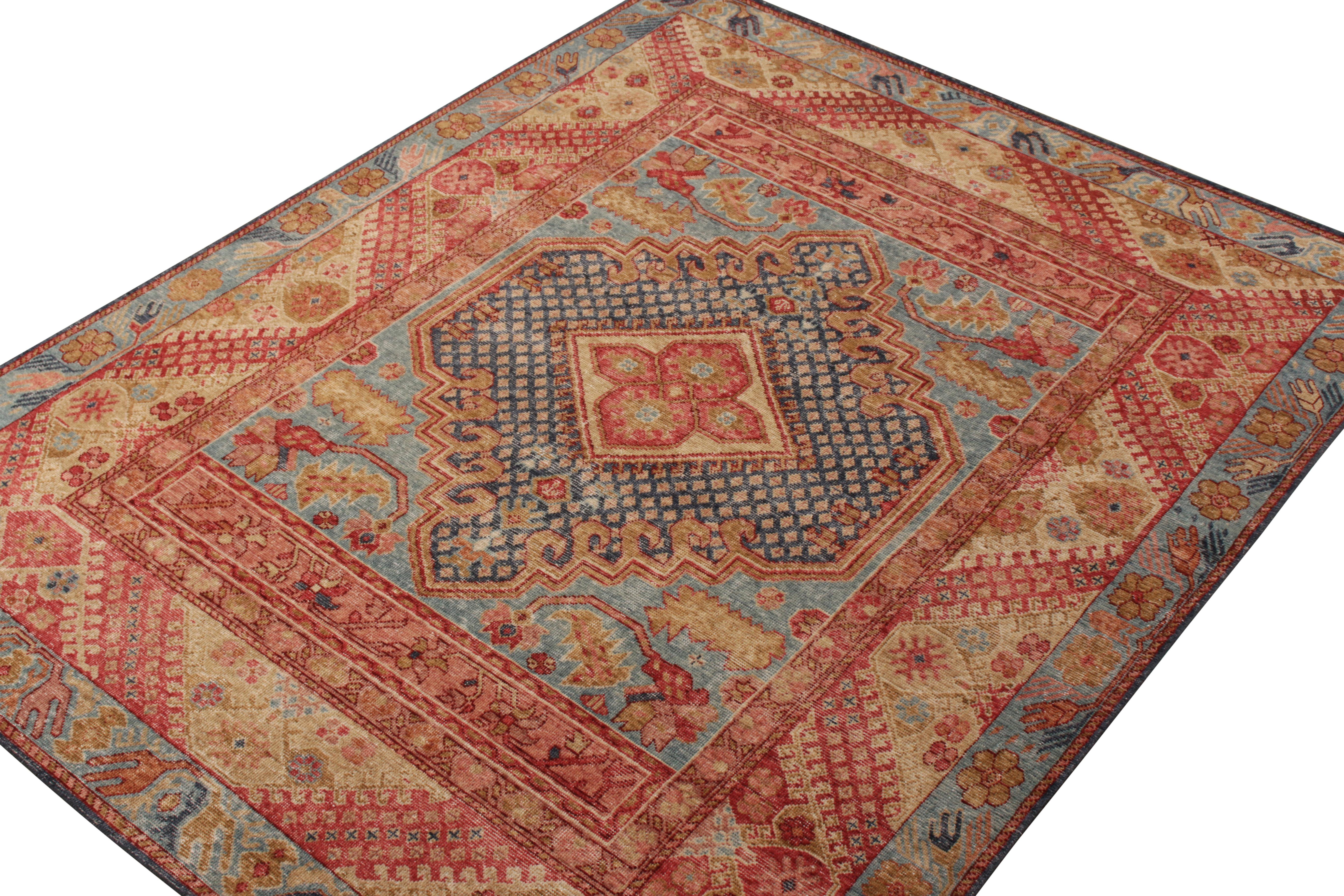 Autre Rug & Kilim's Distressed Ghiordes Style Rug in Blue and Red Medallion Pattern (Tapis de style ghiordes vieillis à motifs de médaillons bleus et rouges) en vente