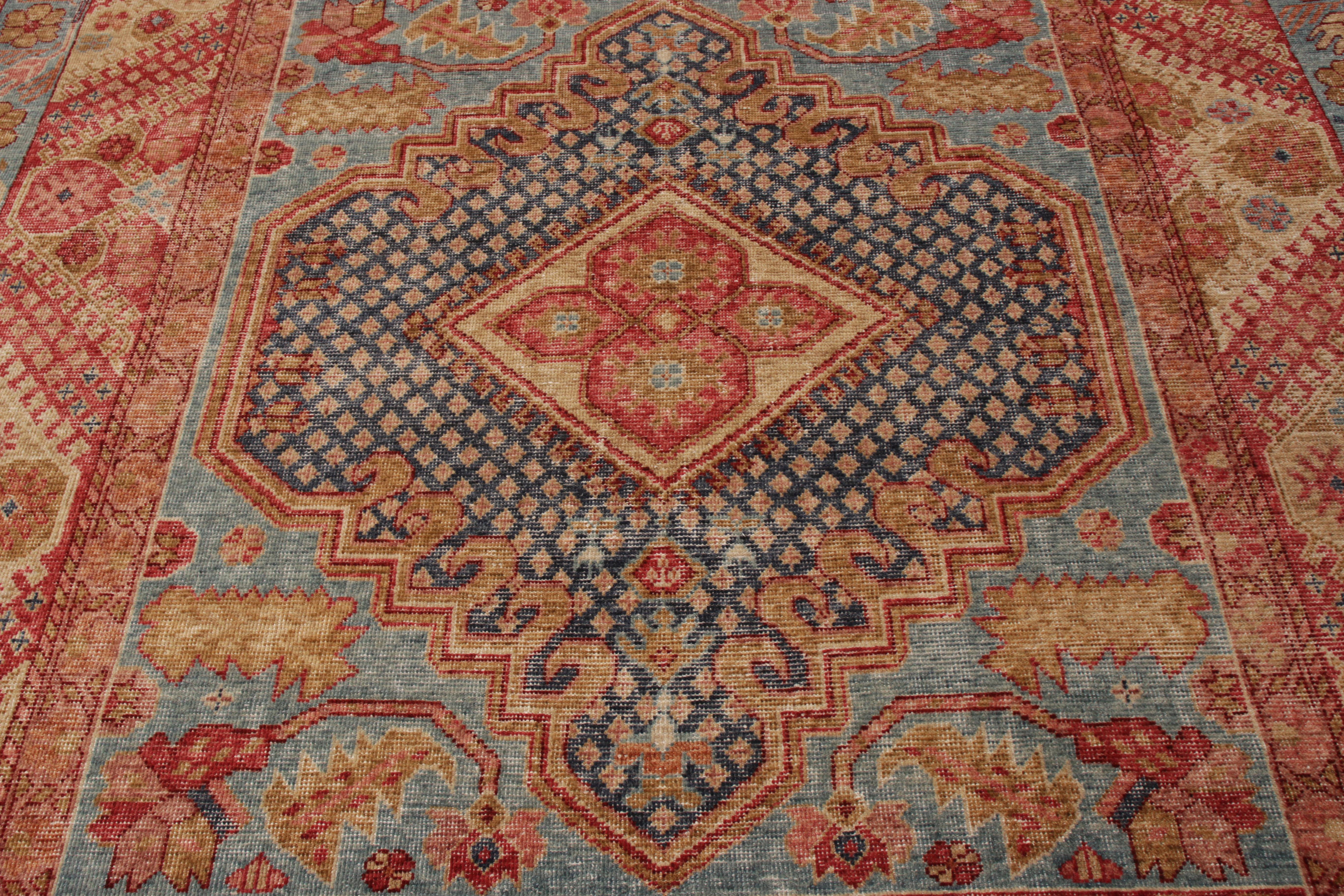Indien Rug & Kilim's Distressed Ghiordes Style Rug in Blue and Red Medallion Pattern (Tapis de style ghiordes vieillis à motifs de médaillons bleus et rouges) en vente