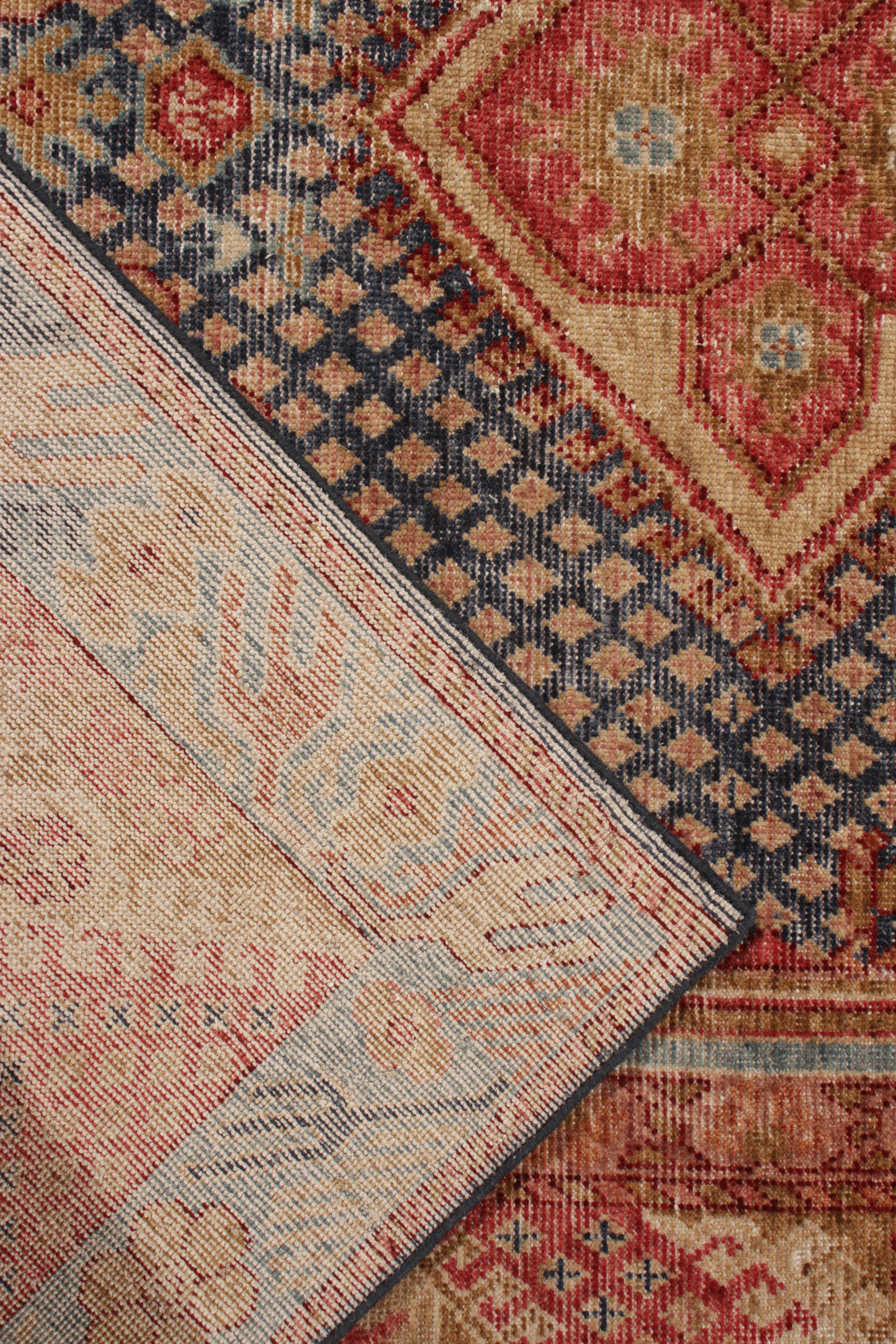 Noué à la main Rug & Kilim's Distressed Ghiordes Style Rug in Blue and Red Medallion Pattern (Tapis de style ghiordes vieillis à motifs de médaillons bleus et rouges) en vente