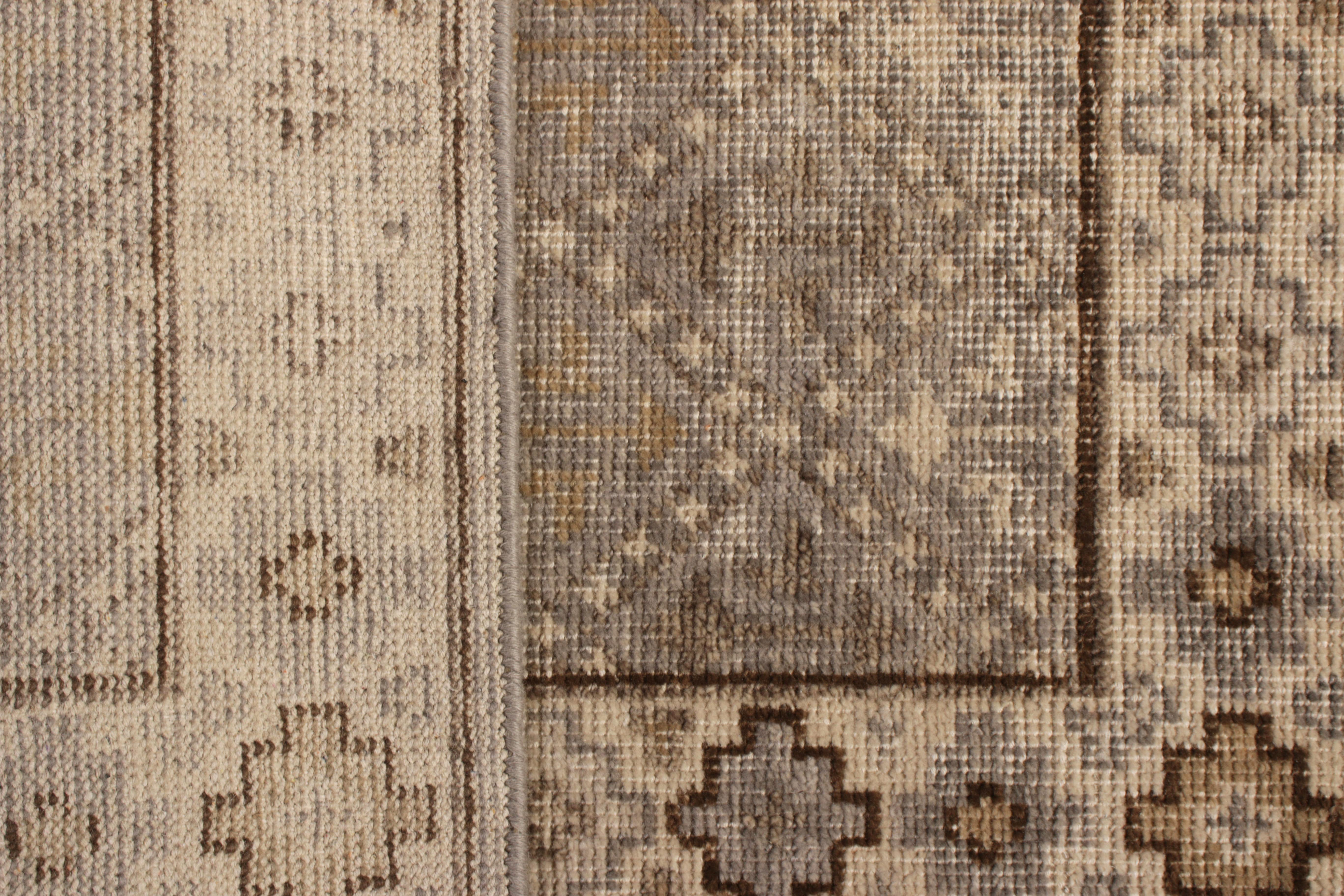 Indien Rug & Kilim's Distressed Gift Sized Rug, Beige-Brown Geometric Design (tapis géométrique beige-marron) en vente