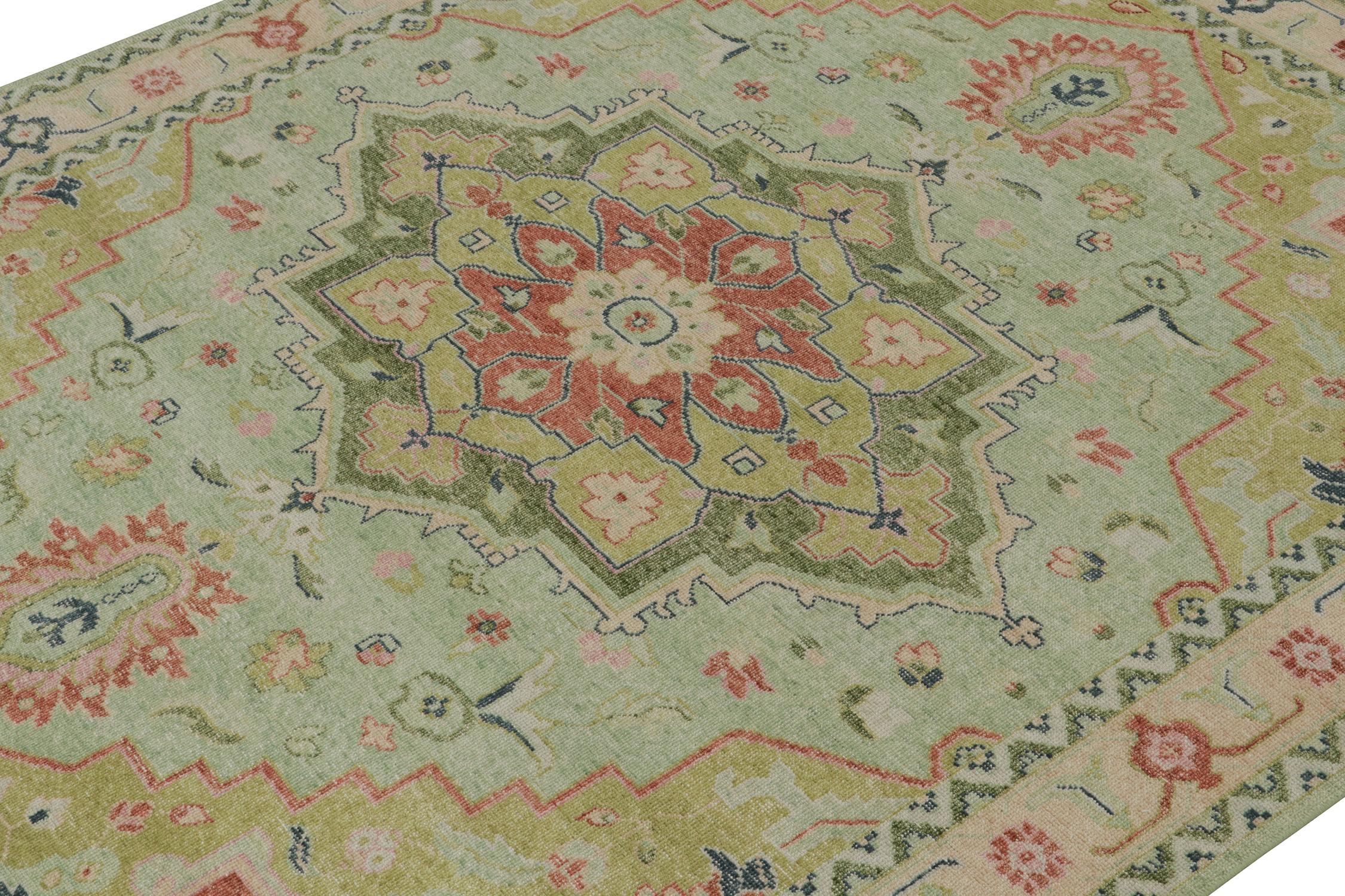Annodato a mano Rug & Kilim è un tappeto in stile Heriz Serapi con medaglione floreale verde, afflitto e rovinato. in vendita