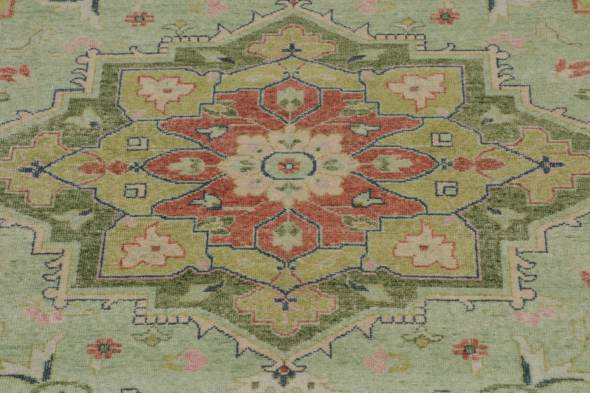 XXI secolo e contemporaneo Rug & Kilim è un tappeto in stile Heriz Serapi con medaglione floreale verde, afflitto e rovinato. in vendita