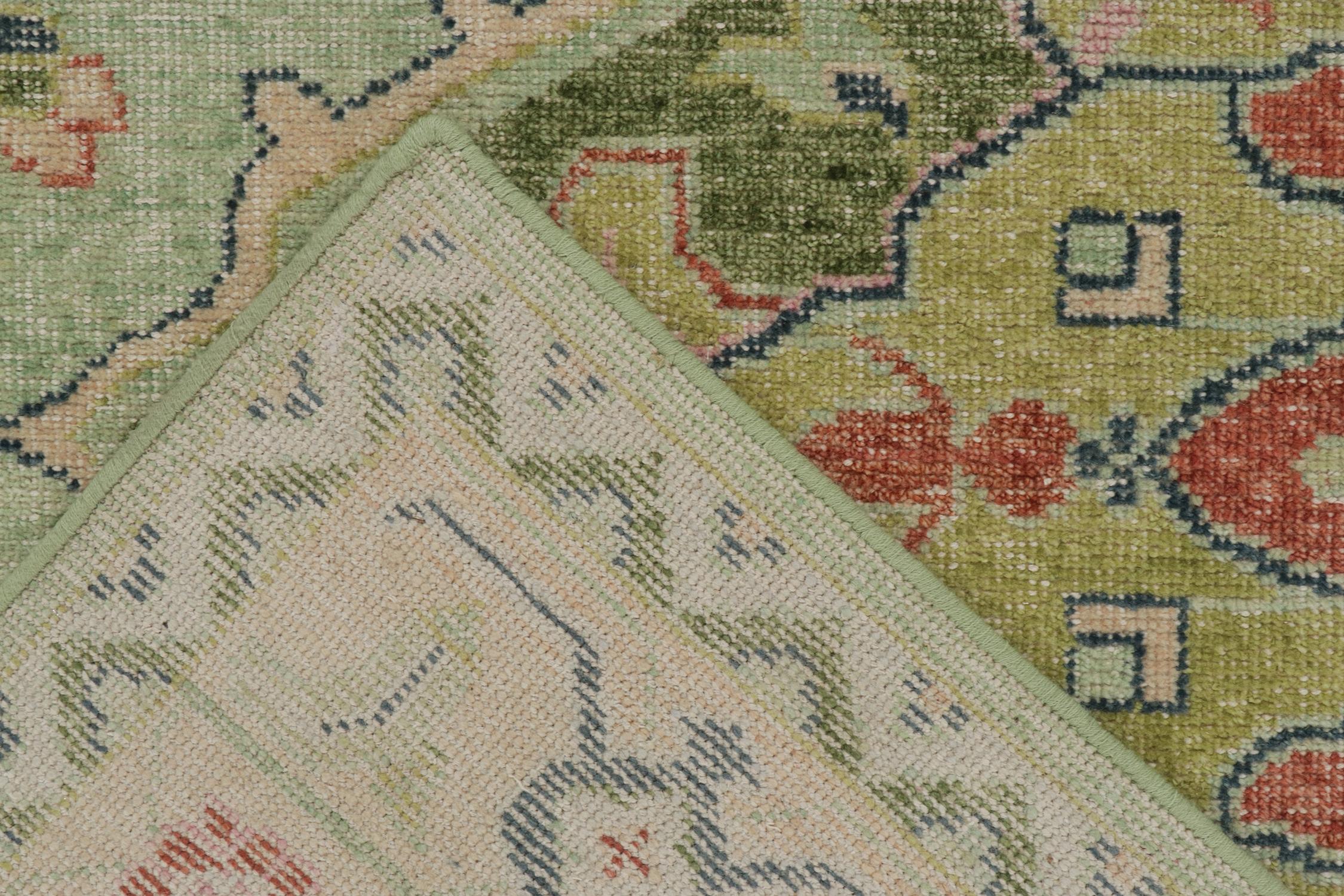 Lana Rug & Kilim è un tappeto in stile Heriz Serapi con medaglione floreale verde, afflitto e rovinato. in vendita