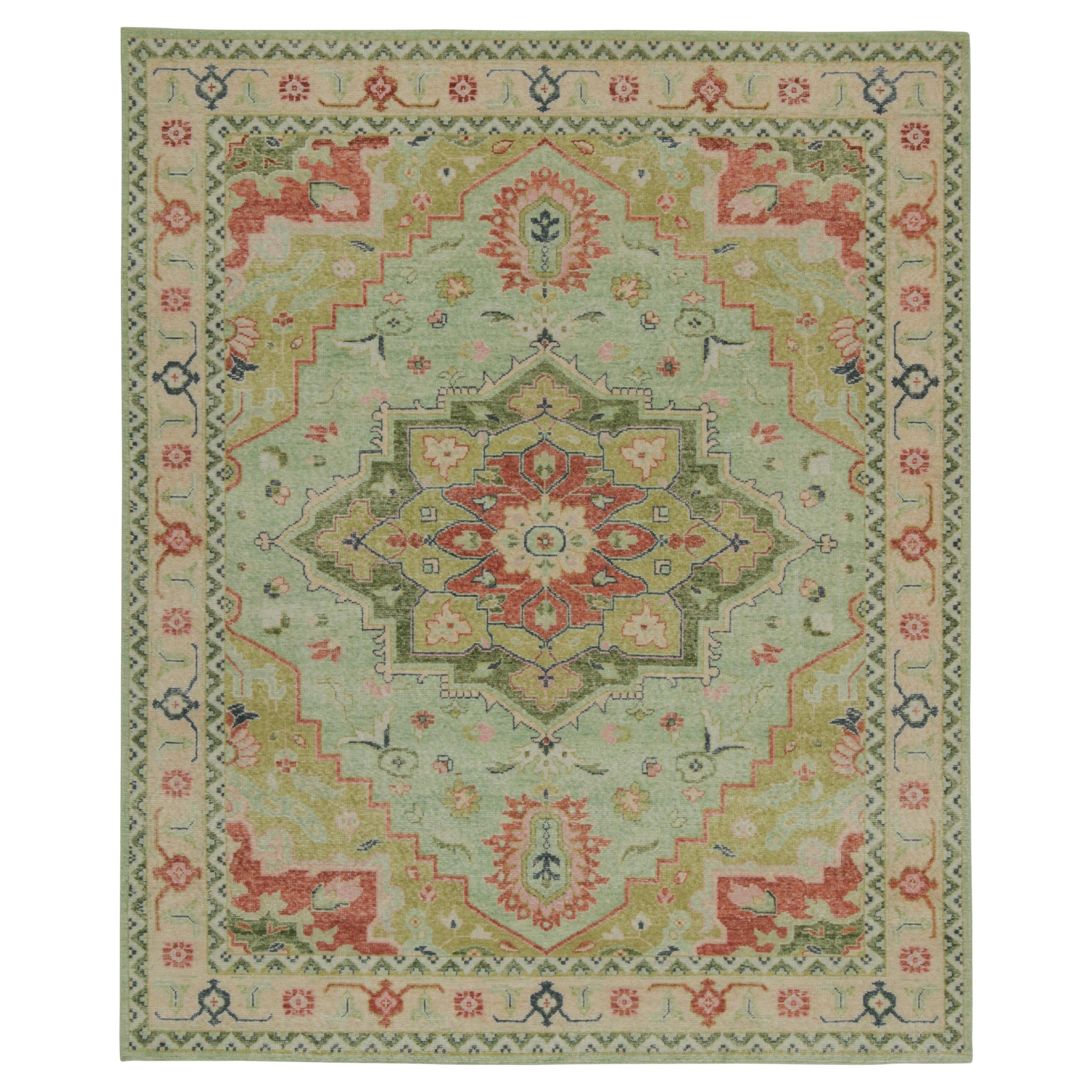 Rug & Kilim è un tappeto in stile Heriz Serapi con medaglione floreale verde, afflitto e rovinato. in vendita