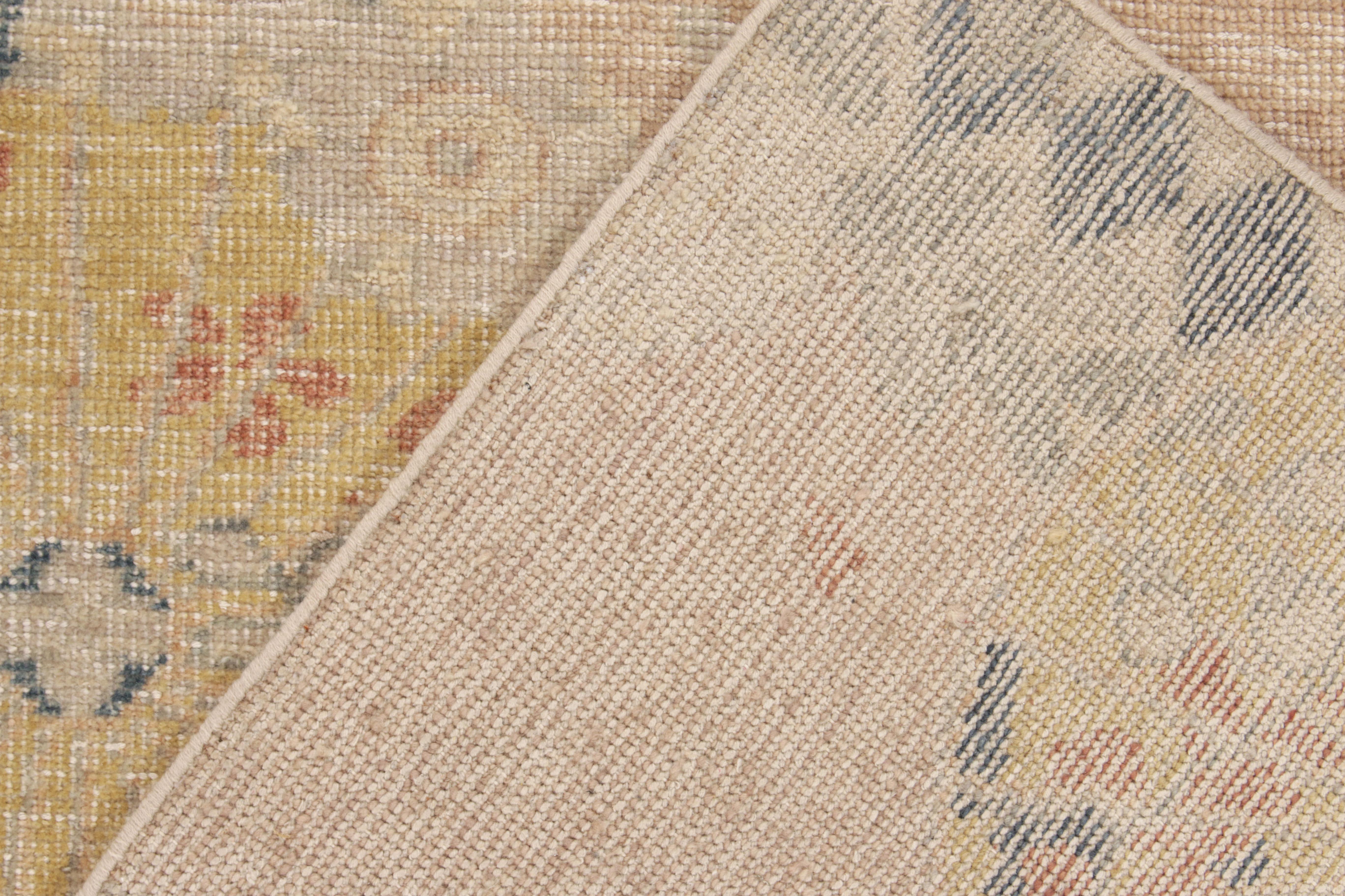 Annodato a mano Rug & Kilim è un tappeto in stile Deco giapponese con motivi blu e rosa, ma con una superficie molto ampia. in vendita