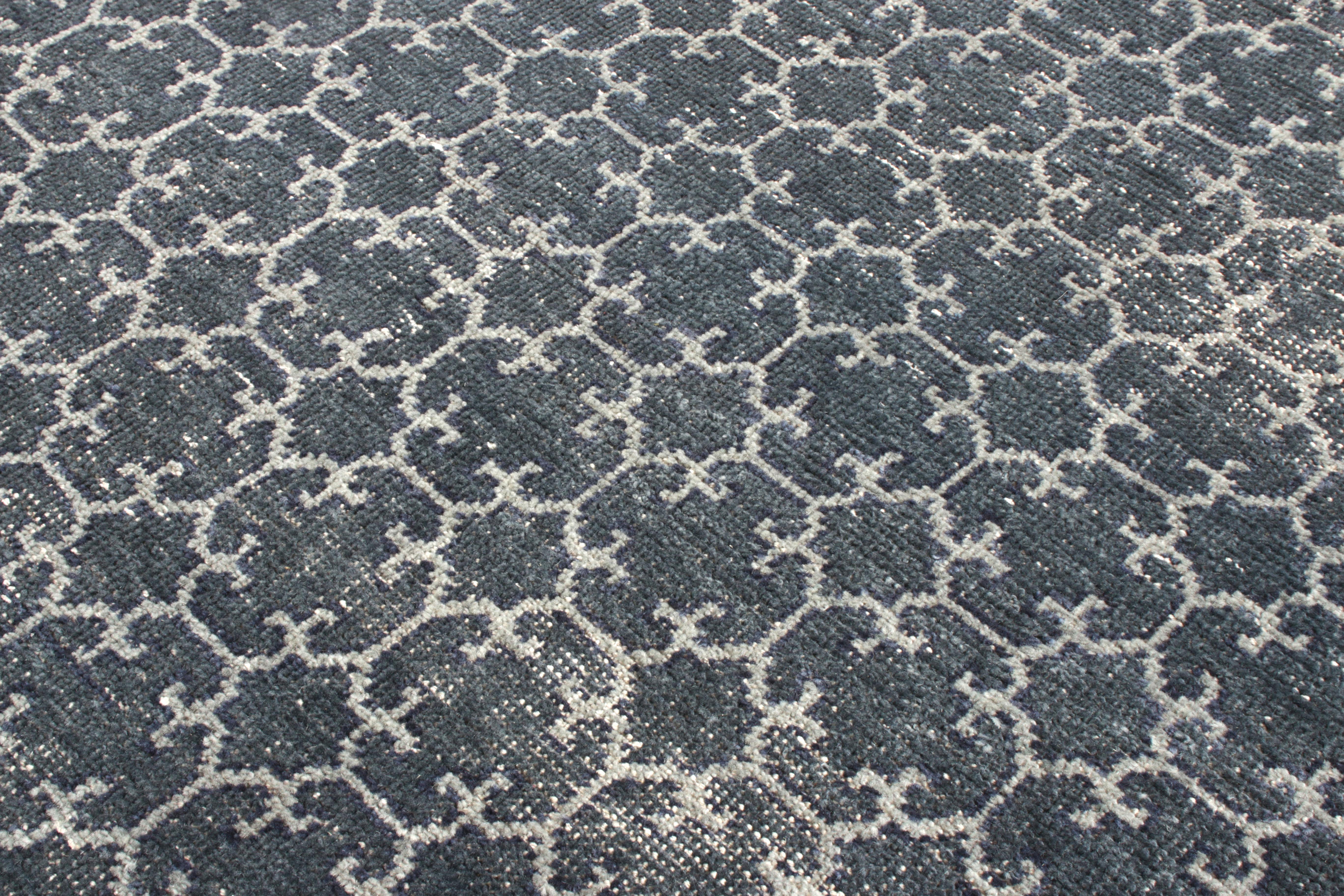Annodato a mano Rug & Kilim è un tappeto personalizzato in stile Khotan, con motivo geometrico blu e grigio. in vendita