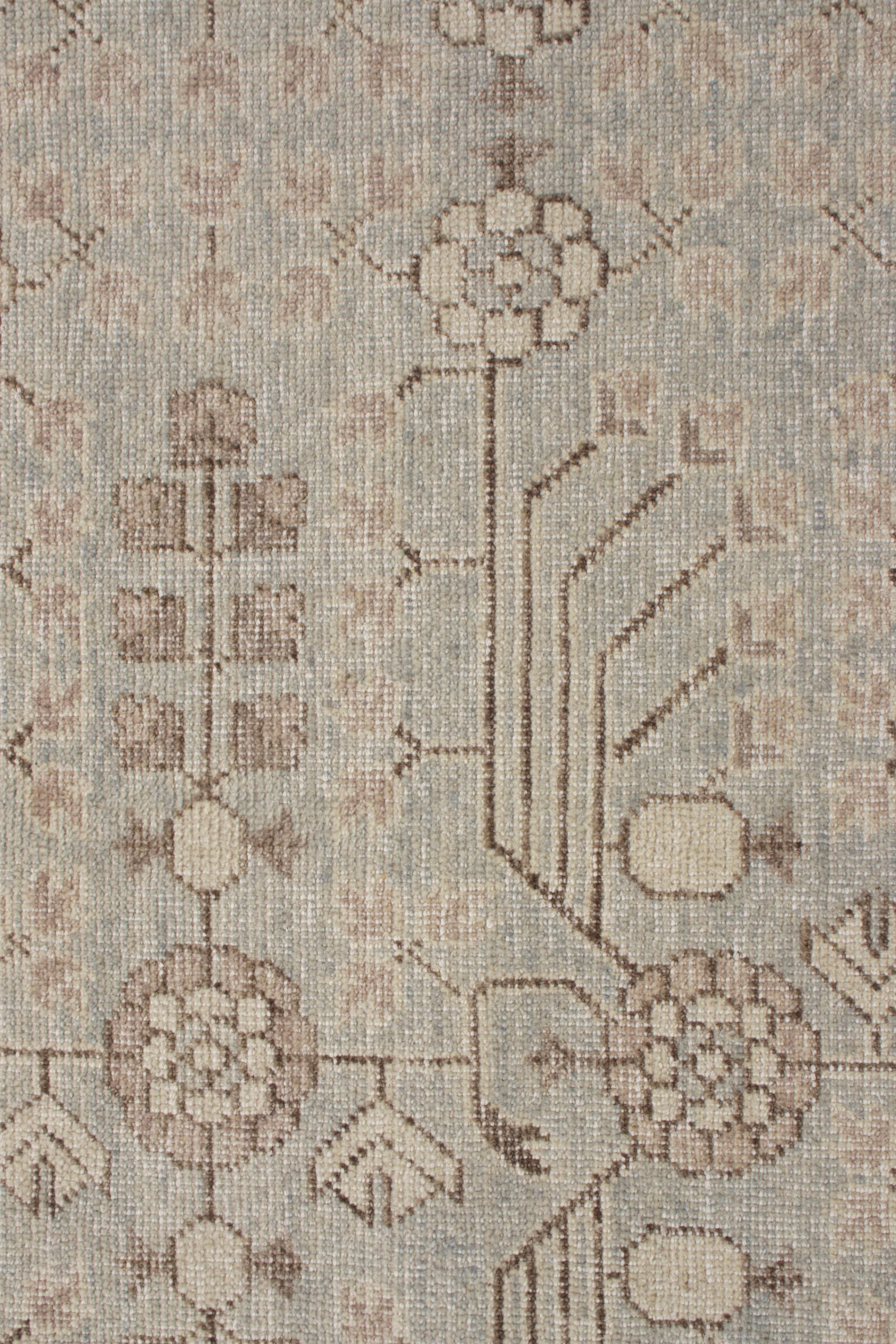 Teppich & Kilims Distressed Khotan-Stil, maßgefertigter Teppich in Blau, Grau mit geometrischem Muster (Handgeknüpft) im Angebot
