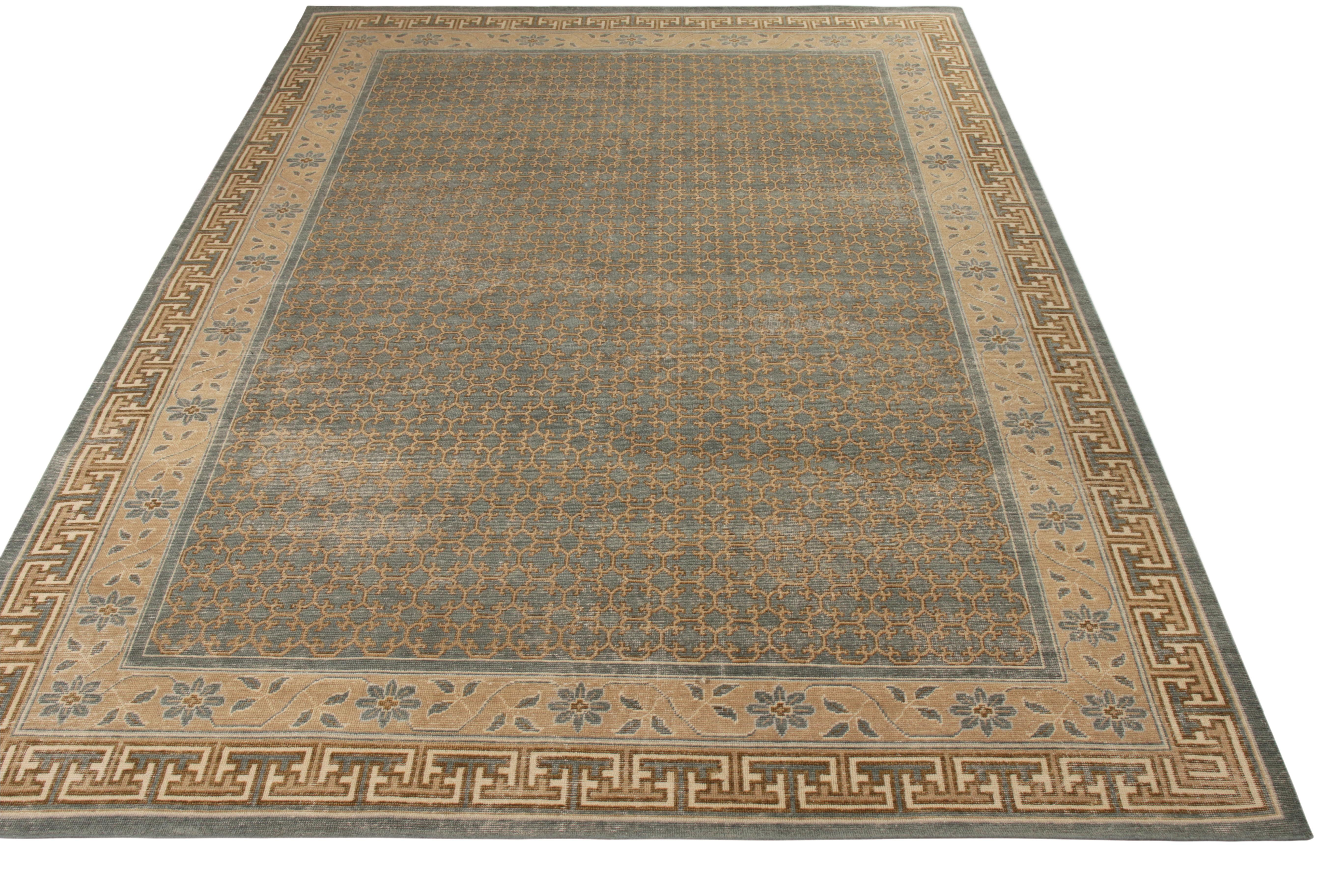 Eine Ode an die berühmten Khotan-Teppichstile aus der klassischen Auswahl der Homage-Kollektion von Rug & Kilim, erhältlich als maßgefertigter Teppich. Handgeknüpft aus Wolle mit einer schäbig-schicken, strapazierten Textur in komplementären Blau-