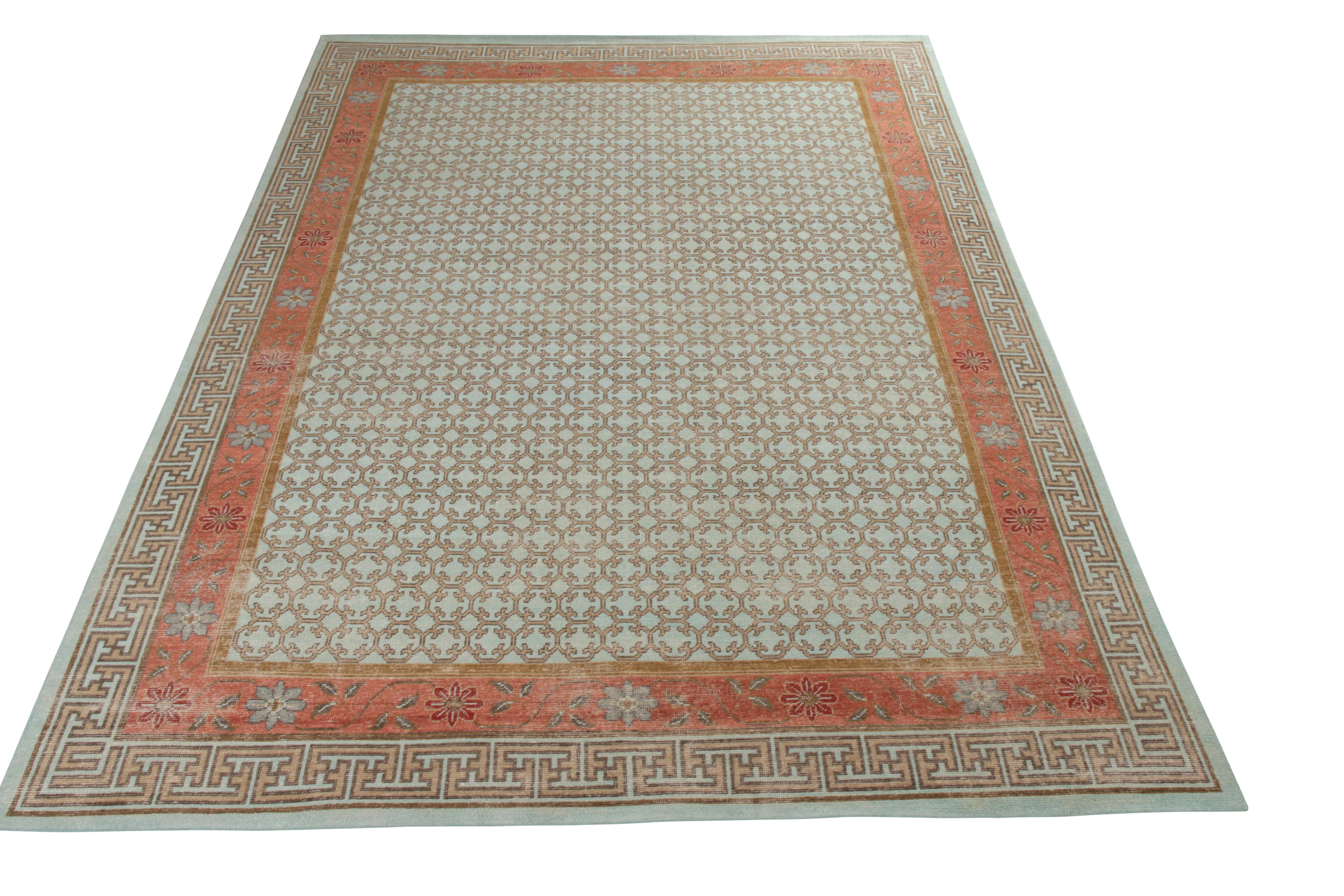 Une ode 10 x 14 aux célèbres styles de tapis Khotan à partir des sélections classiques de la collection Homage de Rug & Kilim. Noué à la main en laine, il présente une texture shabby-chic et usée, dans des teintes complémentaires de bleu et de