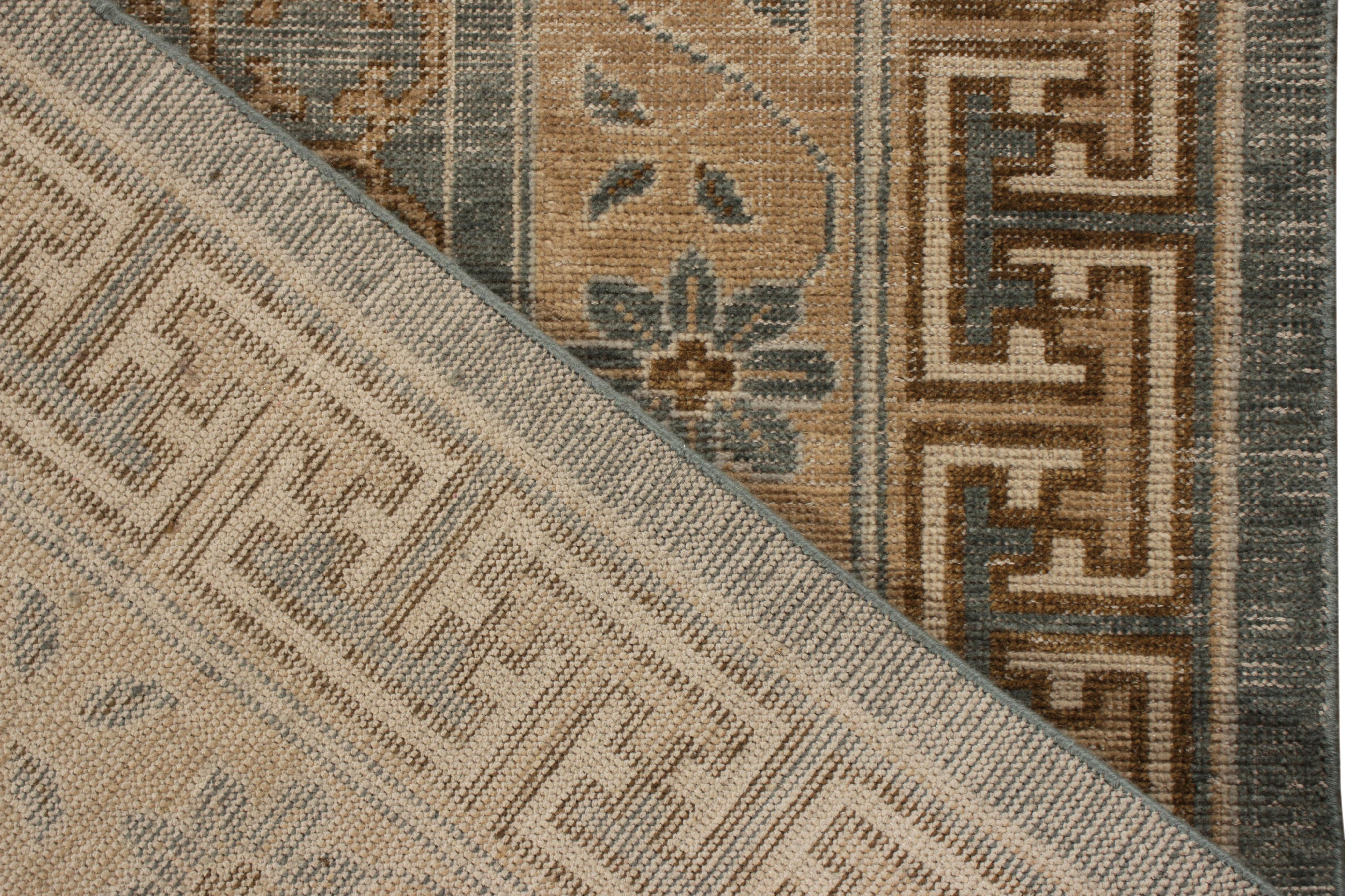Teppich & Kilims Distressed Khotan-Teppich im Stil in Blau und Orange mit geometrischem Muster im Zustand „Neu“ im Angebot in Long Island City, NY