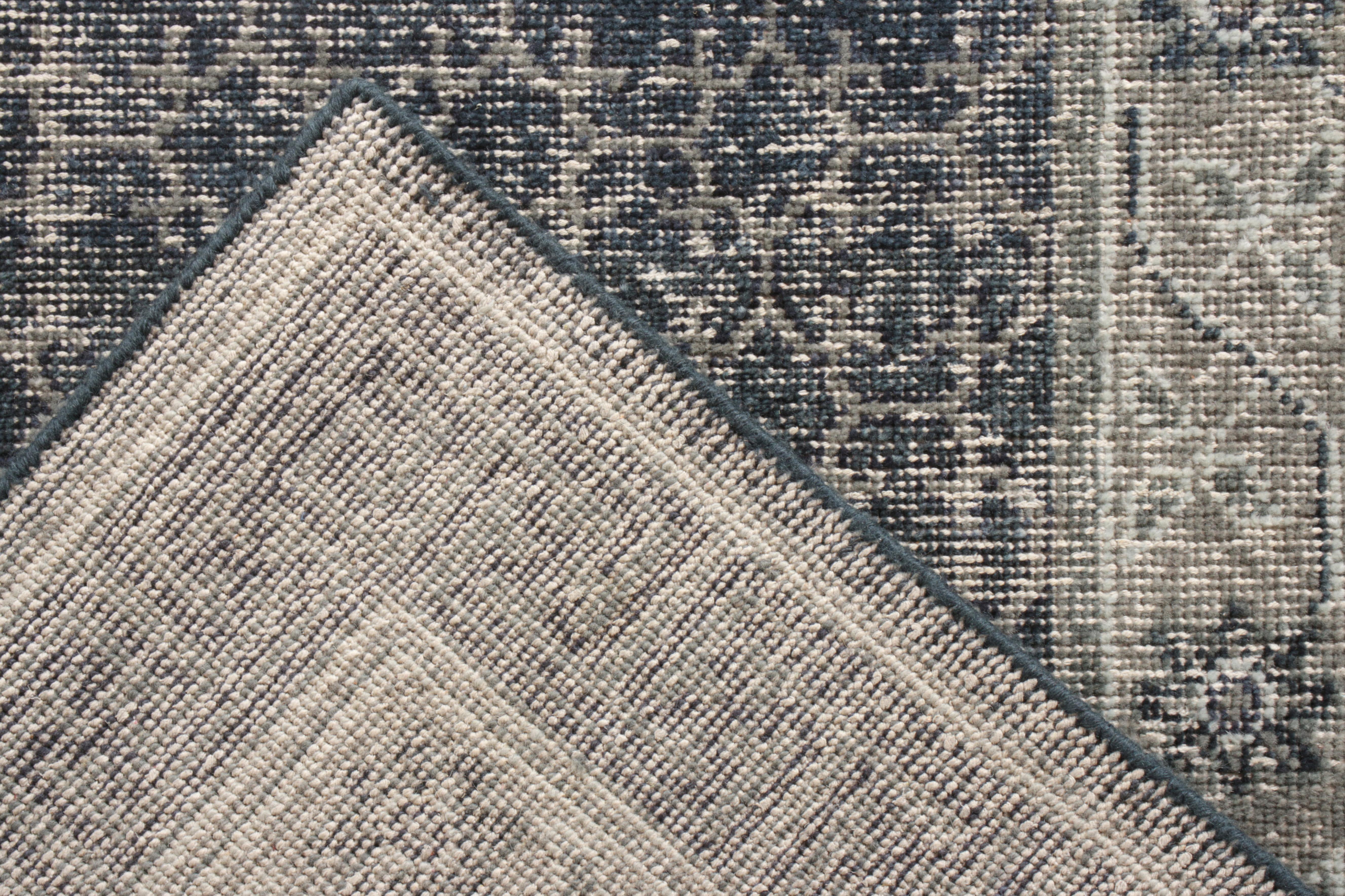 Rug & Kilim's Distressed Khotan Style Teppich in Blau, Grau Geometrisches Muster im Zustand „Neu“ im Angebot in Long Island City, NY