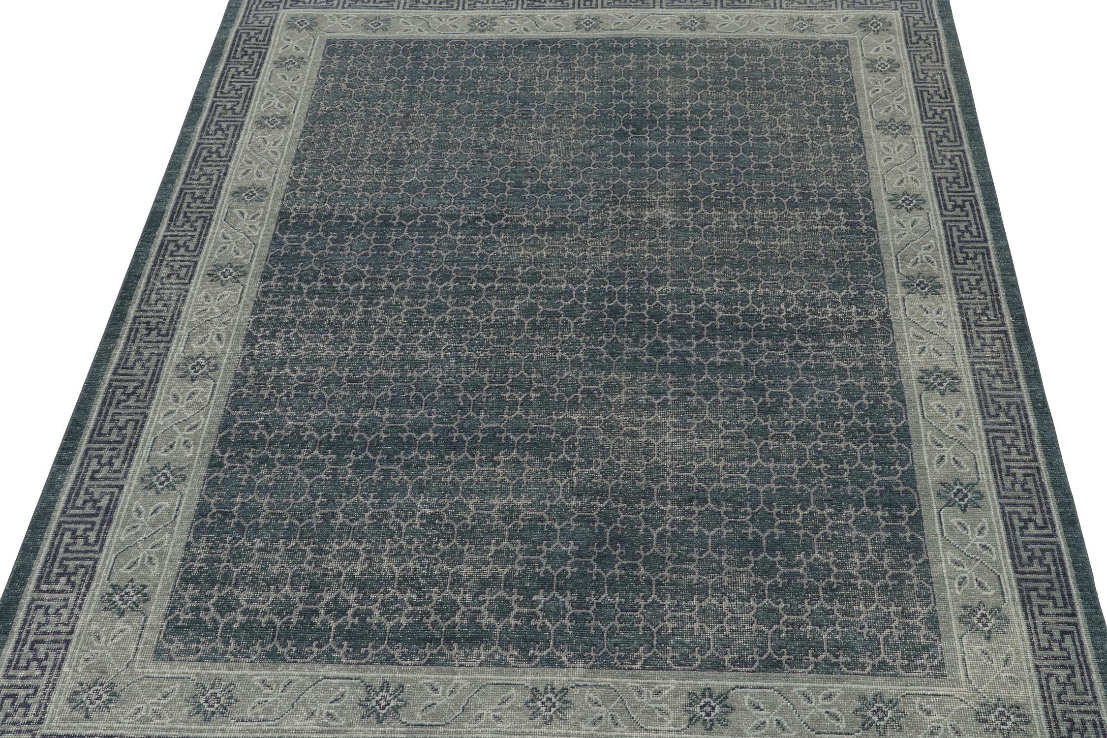 Moderno Rug & Kilim è un tappeto in stile Khotan con motivi geometrici blu e grigi. in vendita