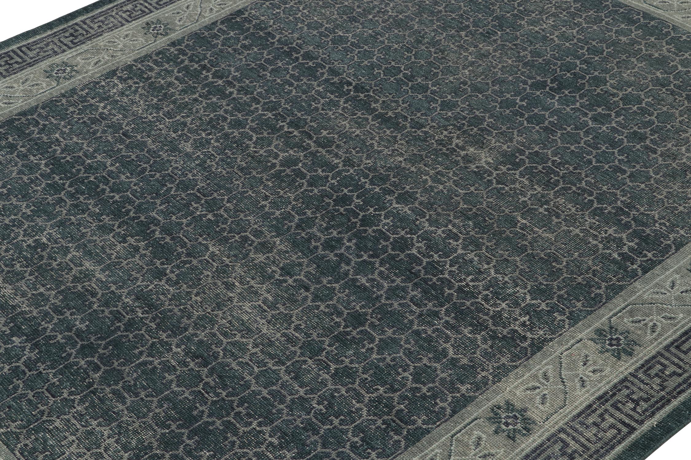 Indiano Rug & Kilim è un tappeto in stile Khotan con motivi geometrici blu e grigi. in vendita