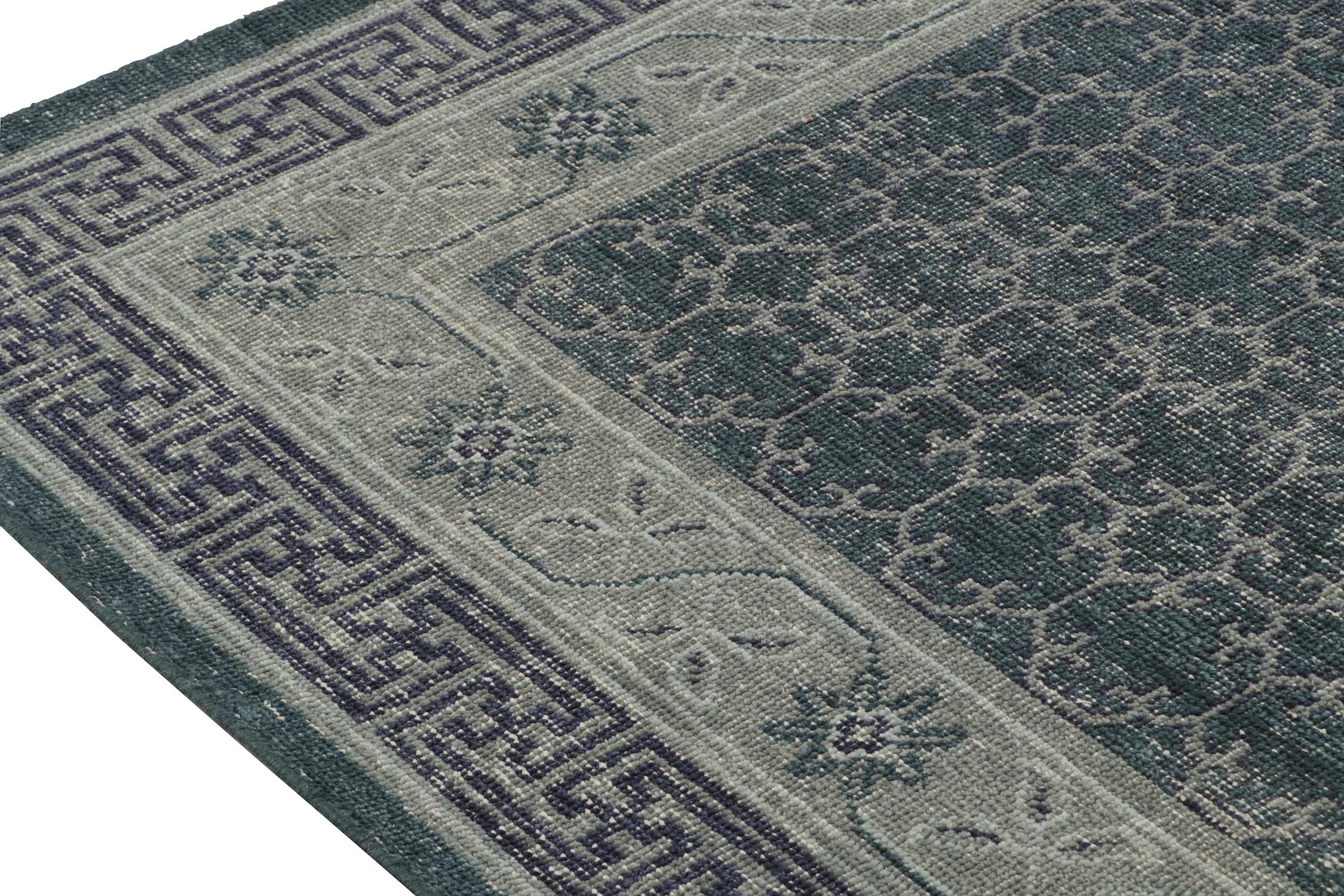 Annodato a mano Rug & Kilim è un tappeto in stile Khotan con motivi geometrici blu e grigi. in vendita