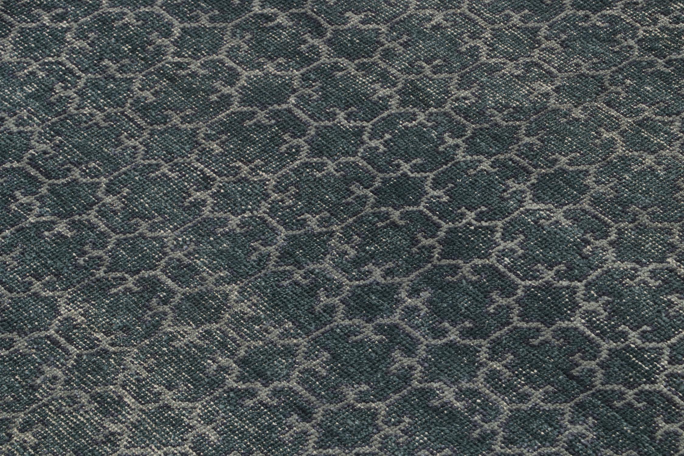 Rug & Kilim è un tappeto in stile Khotan con motivi geometrici blu e grigi. In condizioni Nuovo in vendita a Long Island City, NY