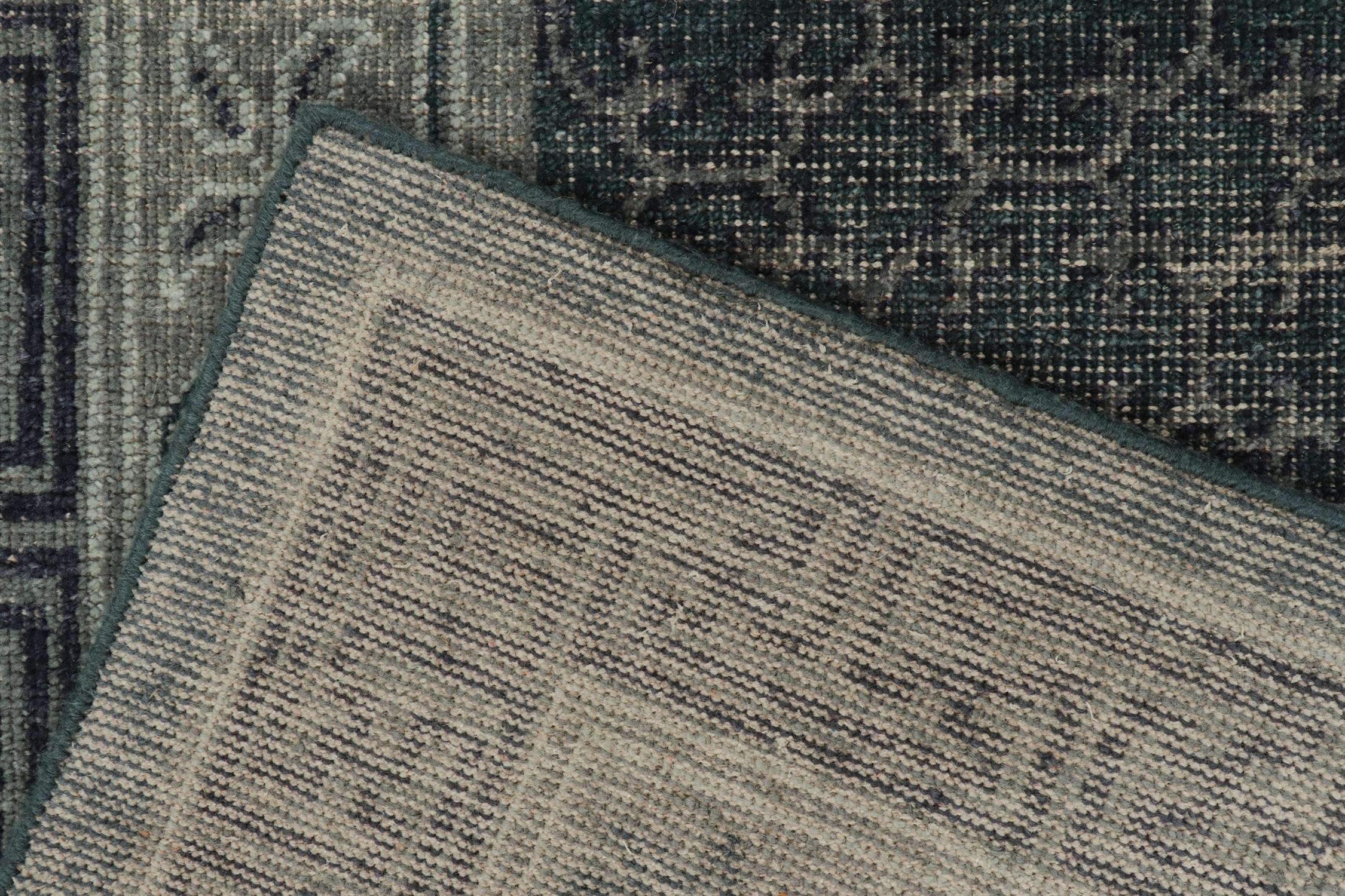 XXI secolo e contemporaneo Rug & Kilim è un tappeto in stile Khotan con motivi geometrici blu e grigi. in vendita