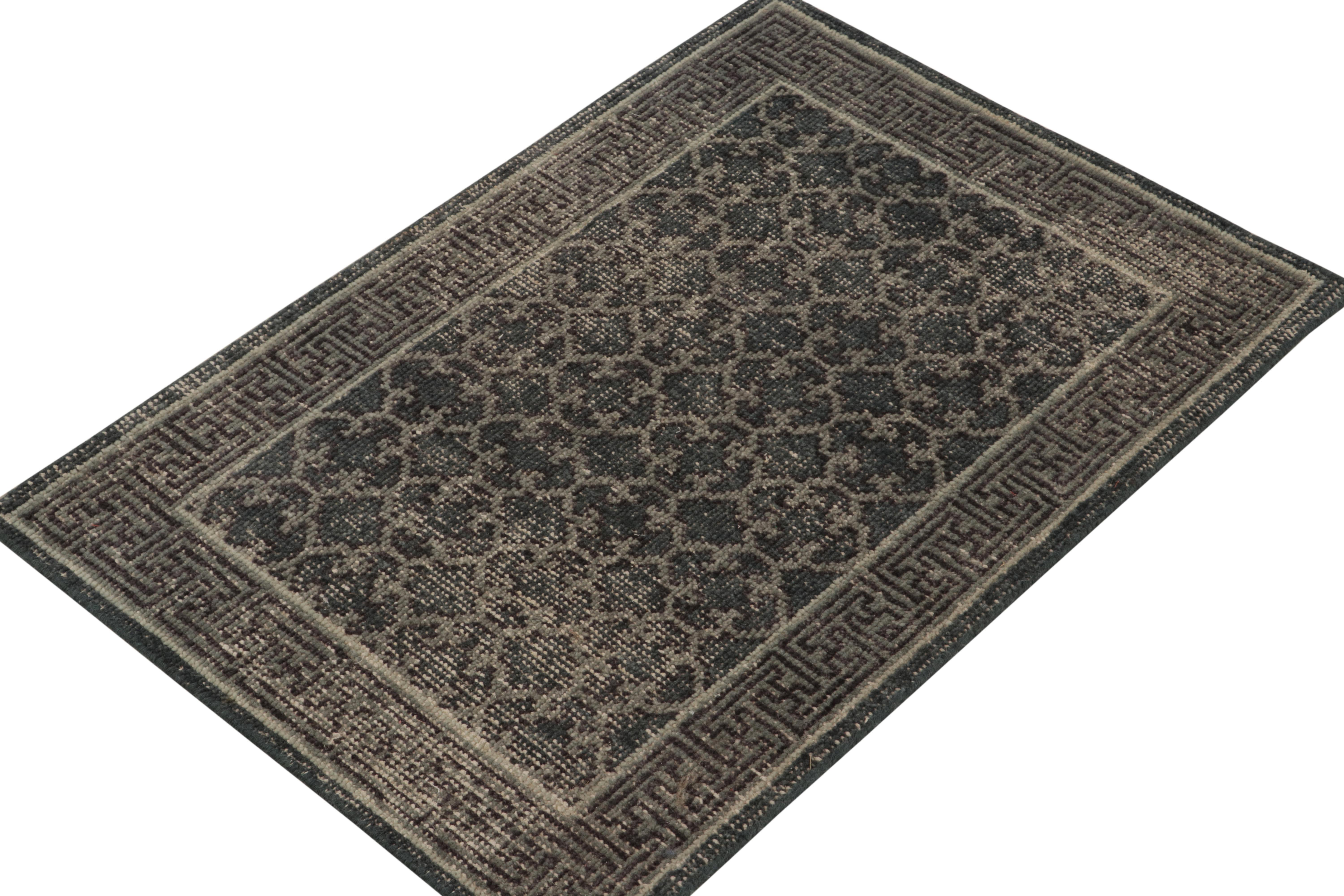 Un élégant tapis en laine 2x3 noué à la main de la Collection Homage de Rug & Kilim - une encyclopédie texturale audacieuse de motifs et de styles célèbres. 

Ce style classique s'inspire des anciens tapis Khotan Samarkand du début du 20e siècle,