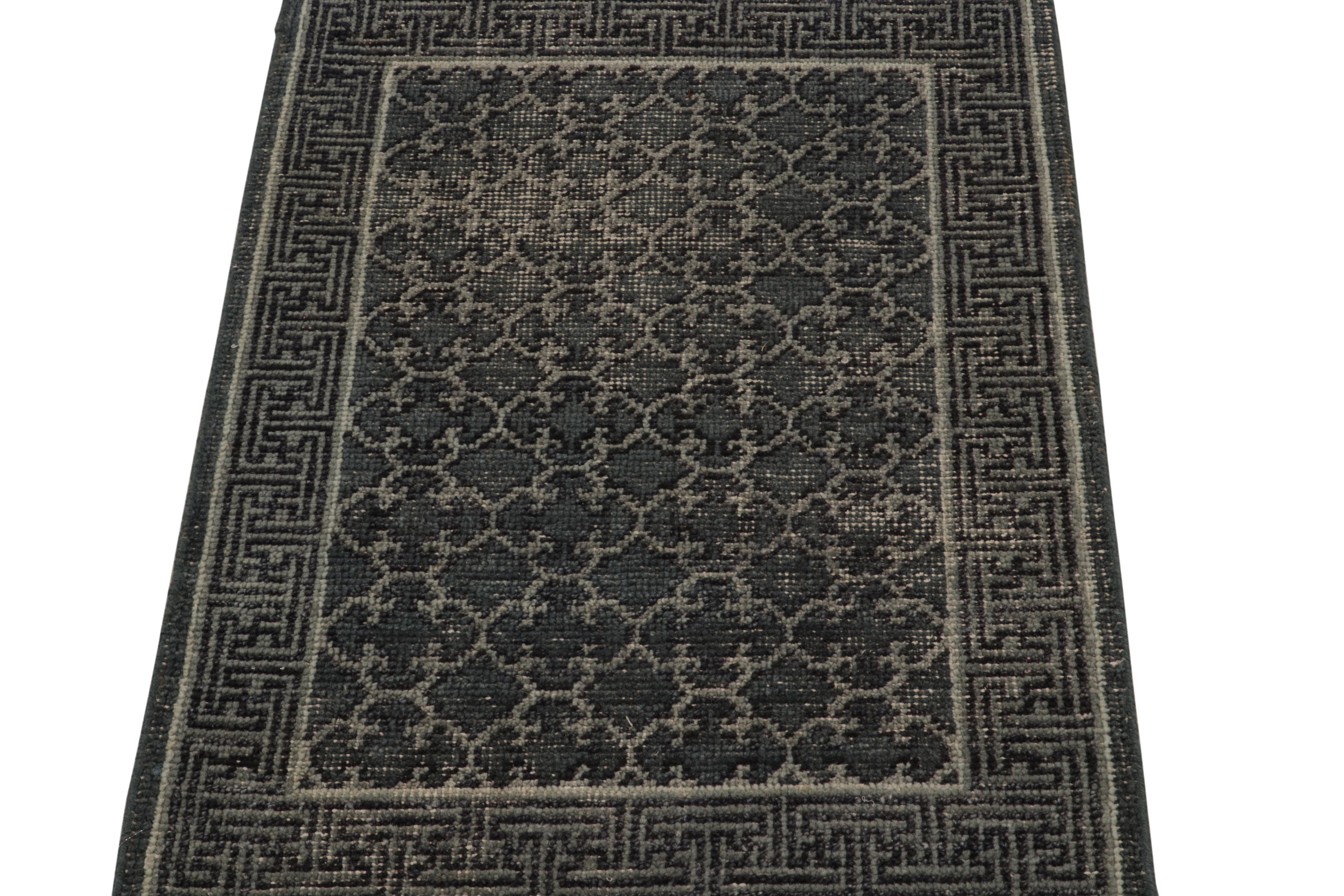 Teppich & Kilims Distressed Khotan-Teppich im Stil von Teppich in Blau & Grau mit Spaliermuster (Indisch) im Angebot
