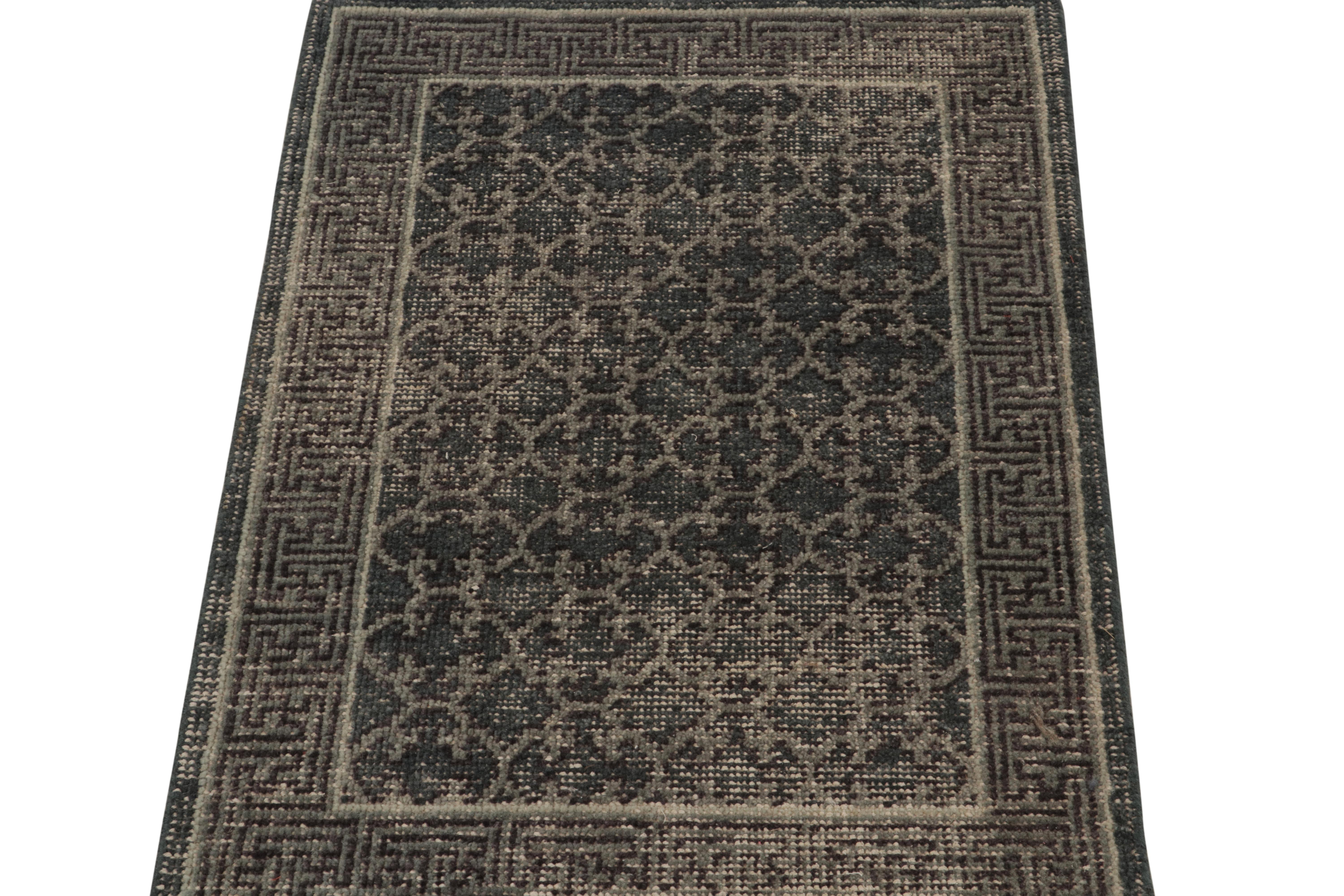 Indien Rug & Kilim's Distressed Khotan Style Rug in Blue & Gray Trellis Pattern (Tapis de style Khotan usé à motif de treillis bleu et gris) en vente