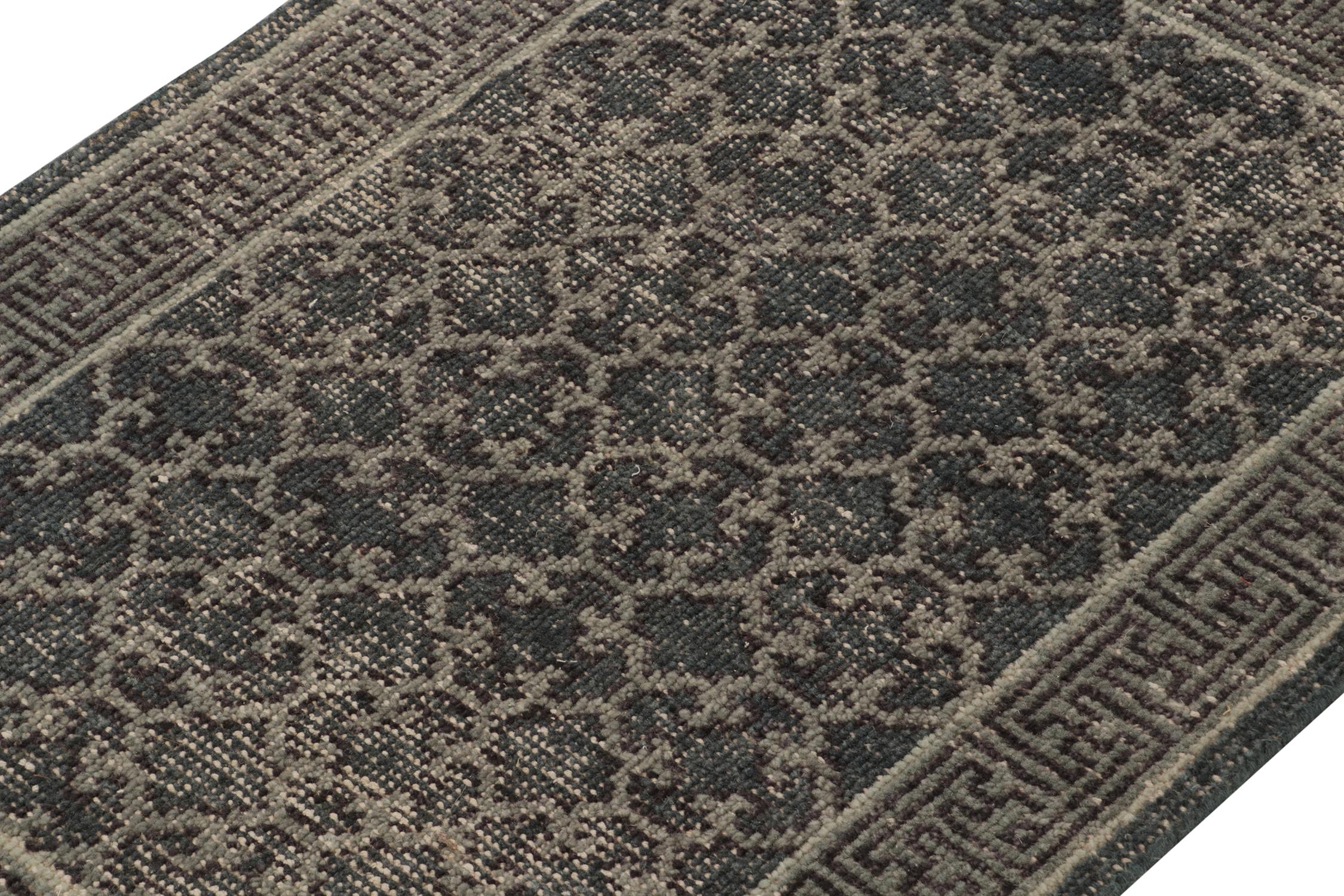 Noué à la main Rug & Kilim's Distressed Khotan Style Rug in Blue & Gray Trellis Pattern (Tapis de style Khotan usé à motif de treillis bleu et gris) en vente