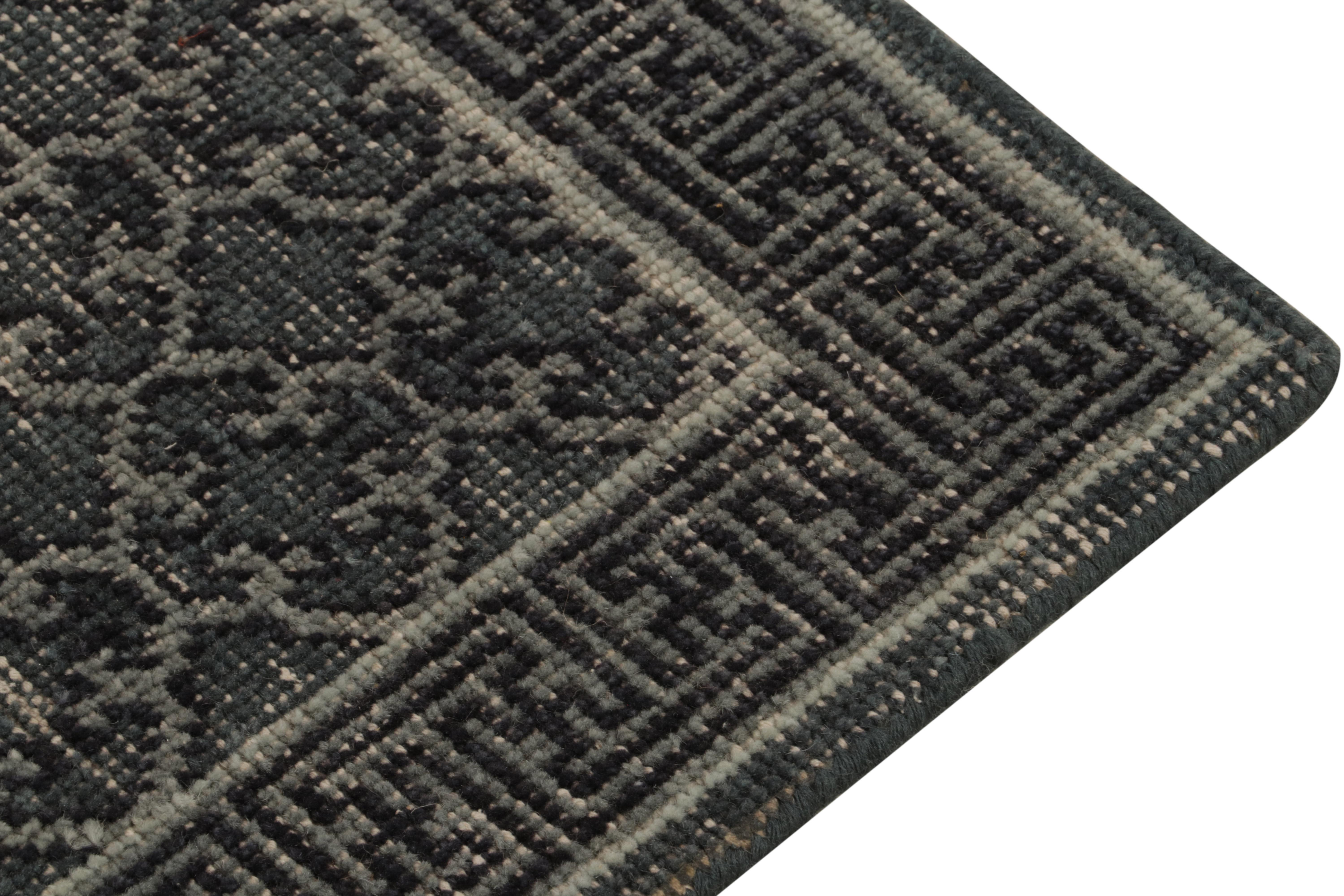 Teppich & Kilims Distressed Khotan-Teppich im Stil von Teppich in Blau & Grau mit Spaliermuster im Zustand „Neu“ im Angebot in Long Island City, NY