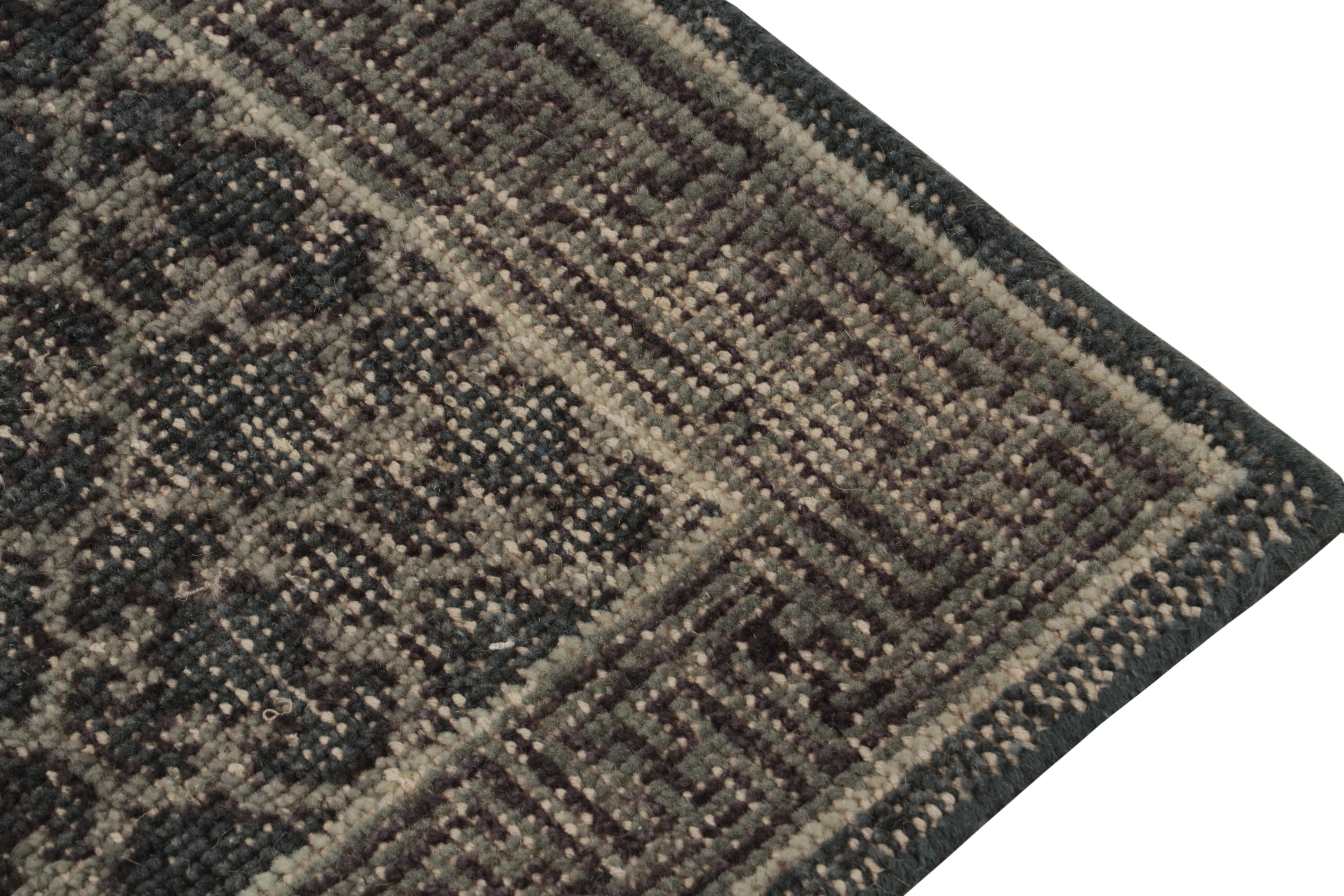 Rug & Kilim's Distressed Khotan Style Rug in Blue & Gray Trellis Pattern (Tapis de style Khotan usé à motif de treillis bleu et gris) Neuf - En vente à Long Island City, NY